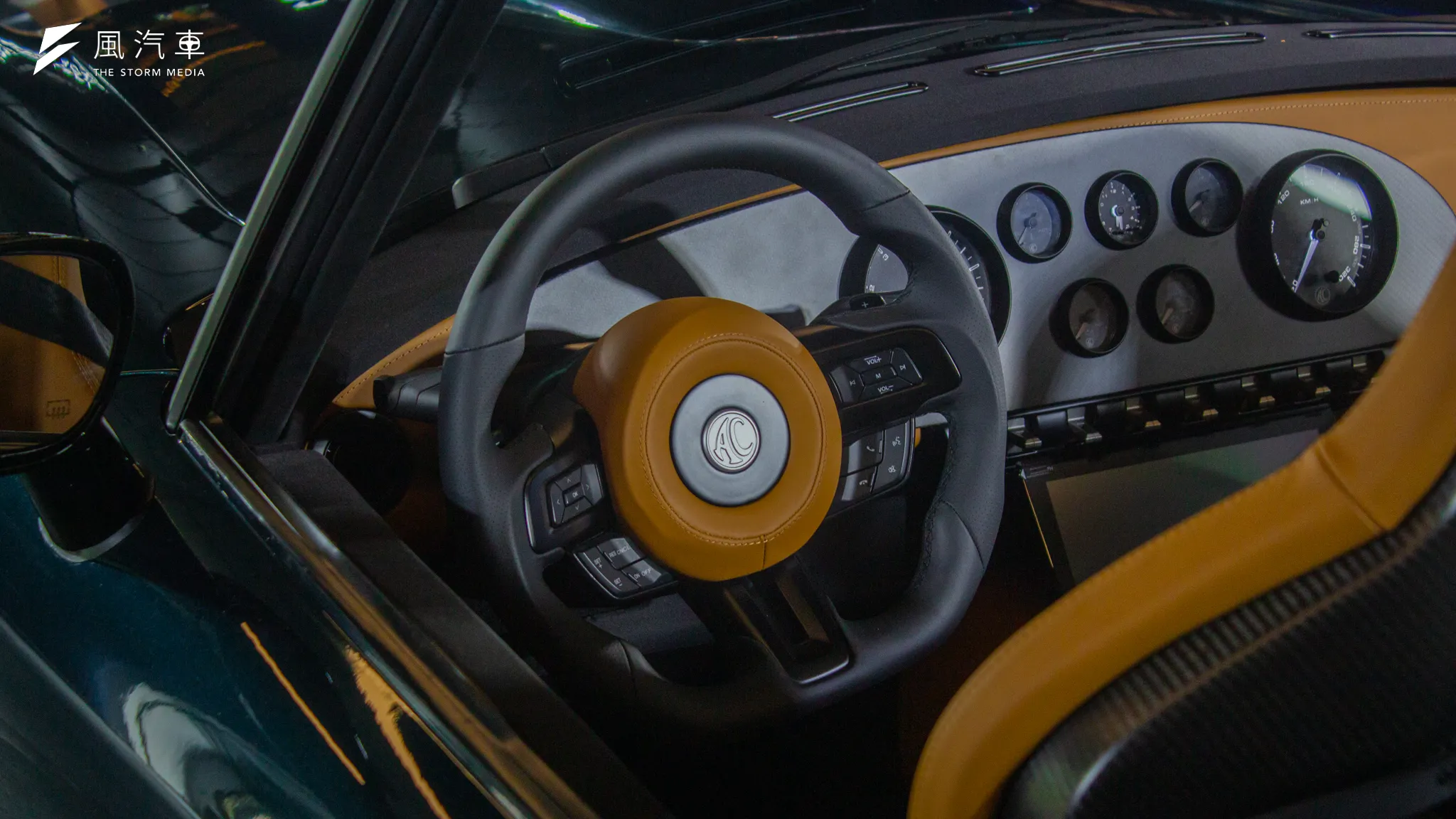 AC Cobra GT 極具匠心的內裝與滿滿的指針表更是設計經典，在車艙中看不到一絲現代科技。