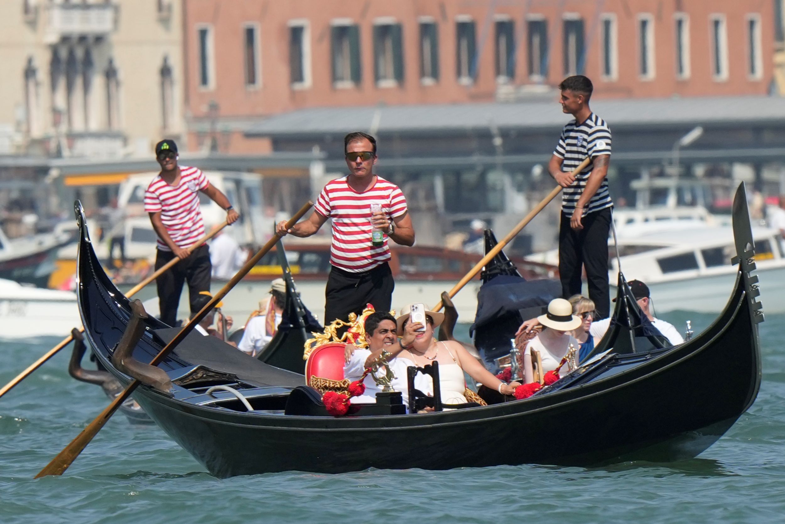 義大利威尼斯運河最知名的交通工具：貢多拉。（美聯社）