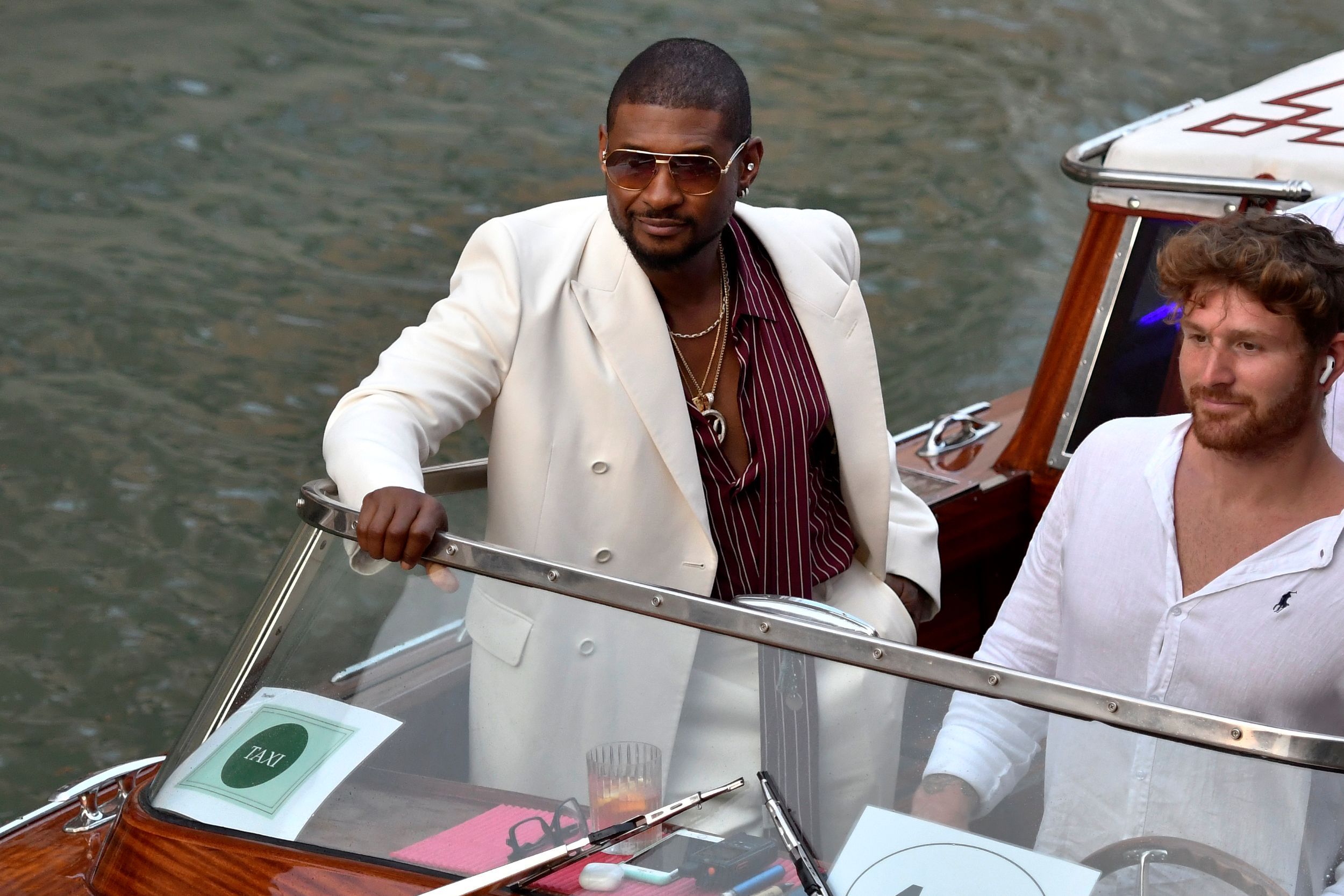 美國知名饒舌歌手Usher（左），前往威尼斯出席貝佐斯婚禮。（美聯社）