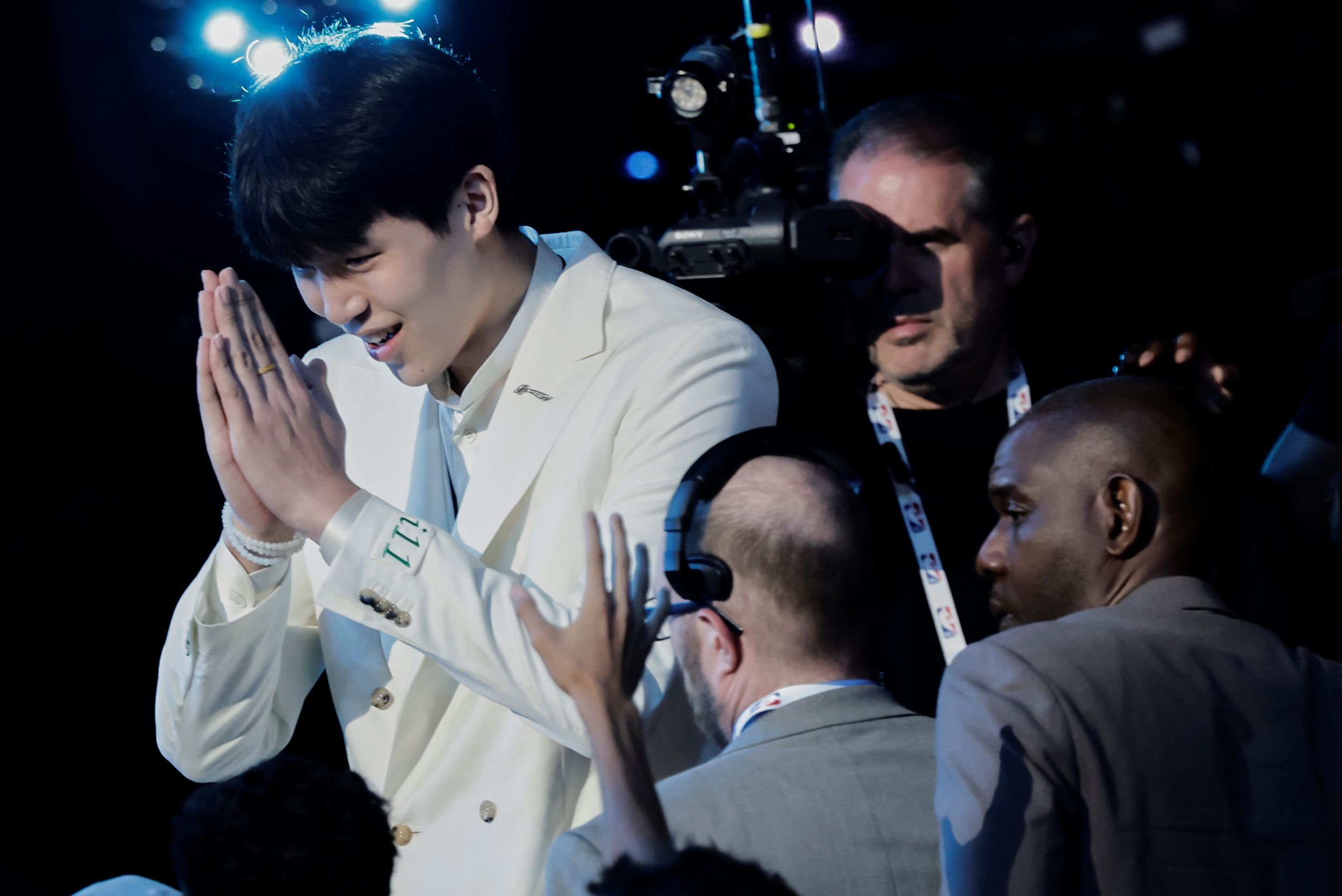 來自中國的中鋒楊瀚森，成功在2025年NBA選秀被拓荒者隊選中。（美聯社）