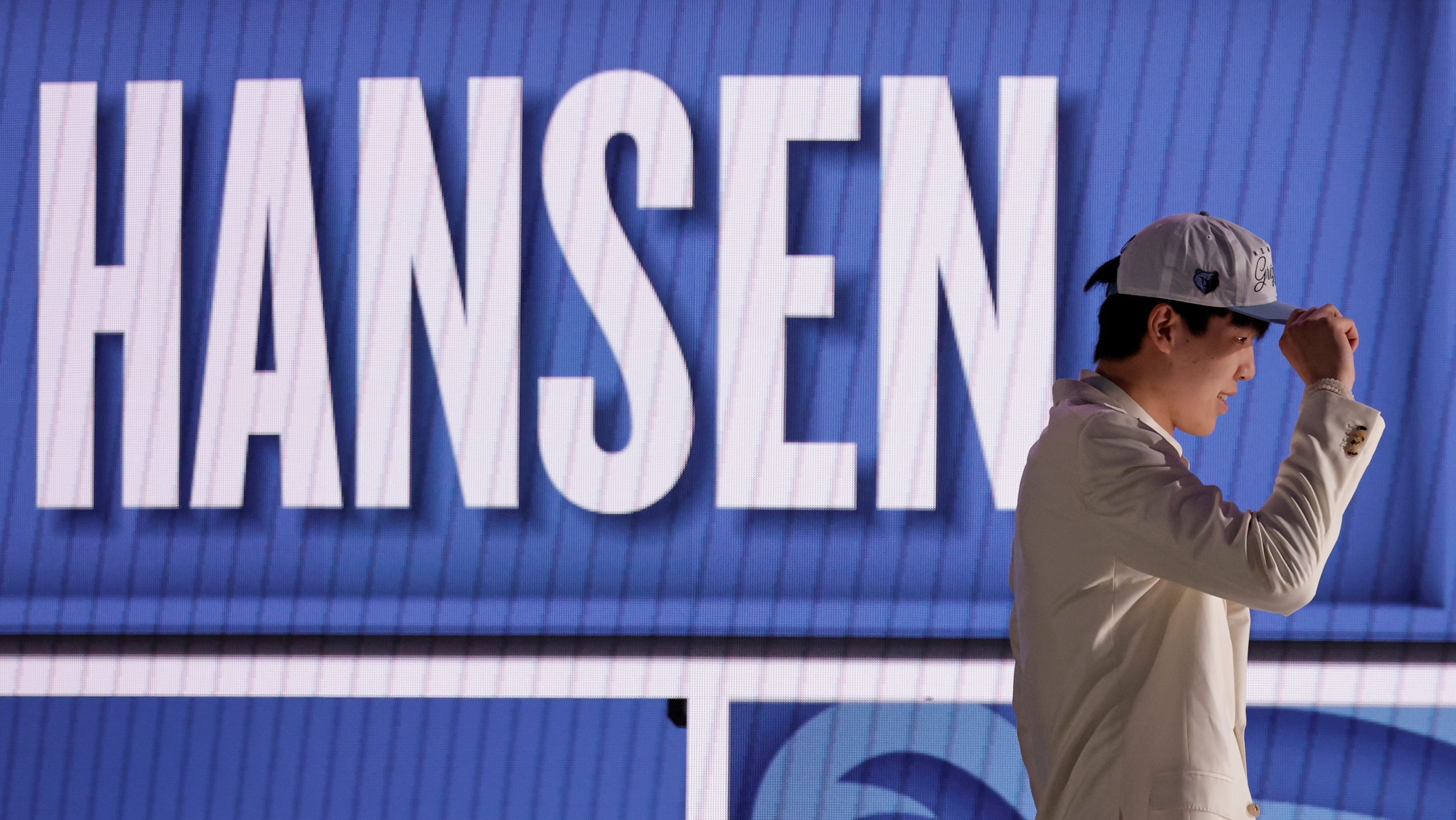 來自中國的中鋒楊瀚森，成功在2025年NBA選秀被拓荒者隊選中。（美聯社）