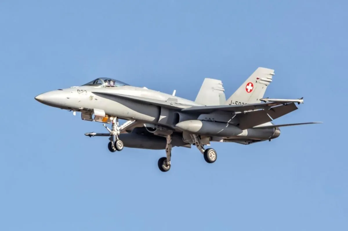 參與北約聯合演習的瑞士現役F/A-18「大黃蜂」戰機。（翻攝自北約官網）
