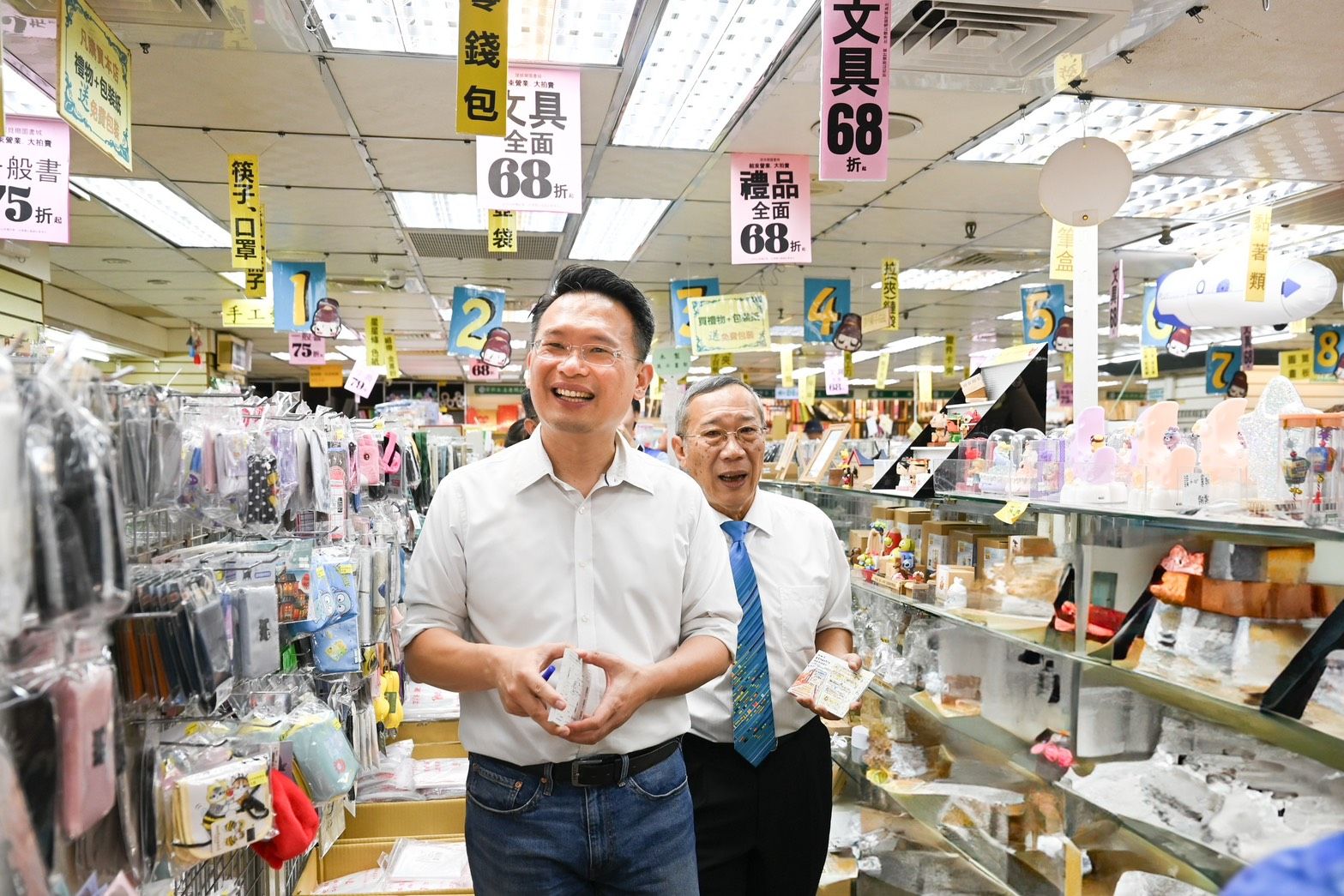 蘇俊賓以一位老讀者的身份回到諾貝爾圖書城，故地重遊體驗過往的回憶。