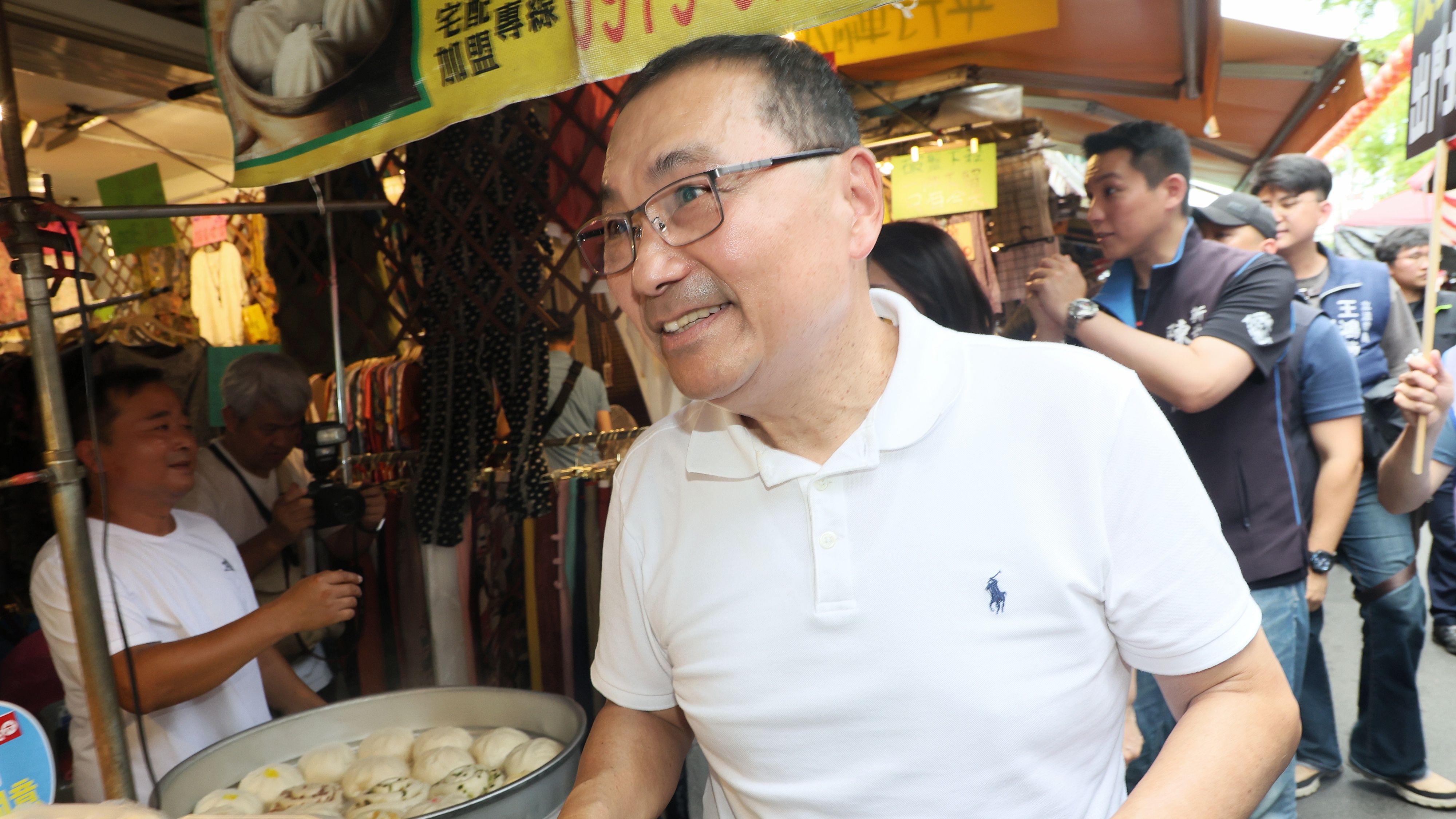 20250629-新北市長侯友宜（写真）29日同行立法委員王鴻薇と市場を訪れ票のお願いをし、反リコール投票を呼び掛ける。（柯承惠撮影）