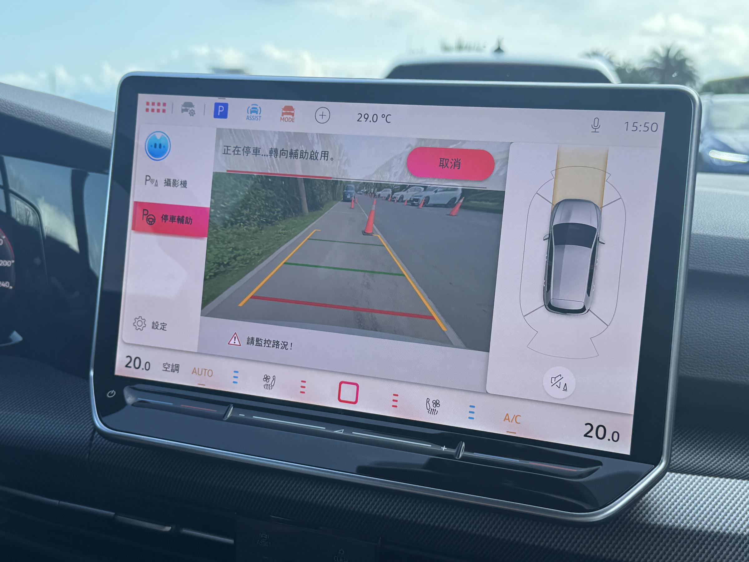 20250629-實際體驗GTI的停車輔助，非常準確且快速。（劉芯衣攝）
