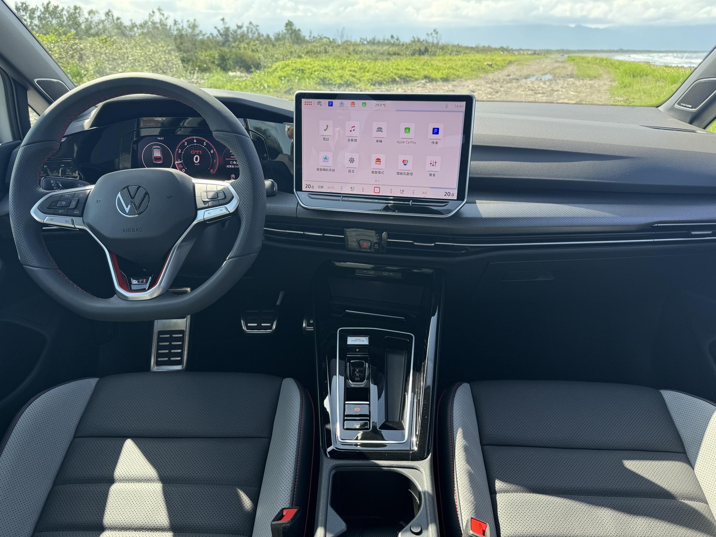 20250629-中控螢幕從10吋升級為12.9吋，相當搶眼。（劉芯衣攝）