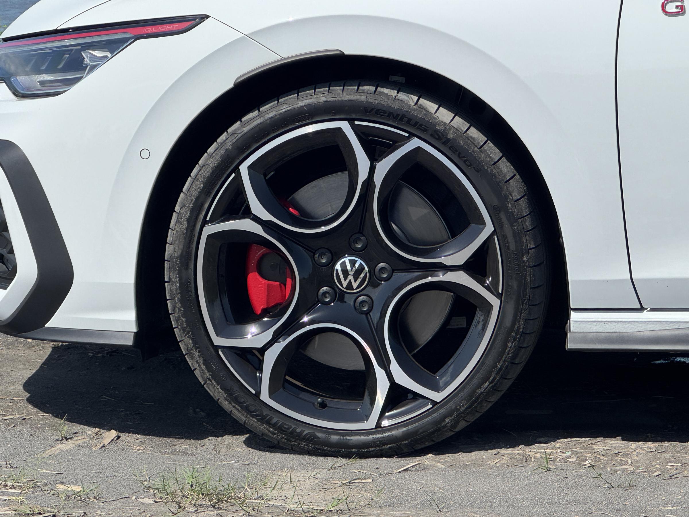 20250629-搭配235/35 R19性能跑胎與GTI專屬紅色煞車卡鉗，動感與辨識度兼具。（劉芯衣攝）