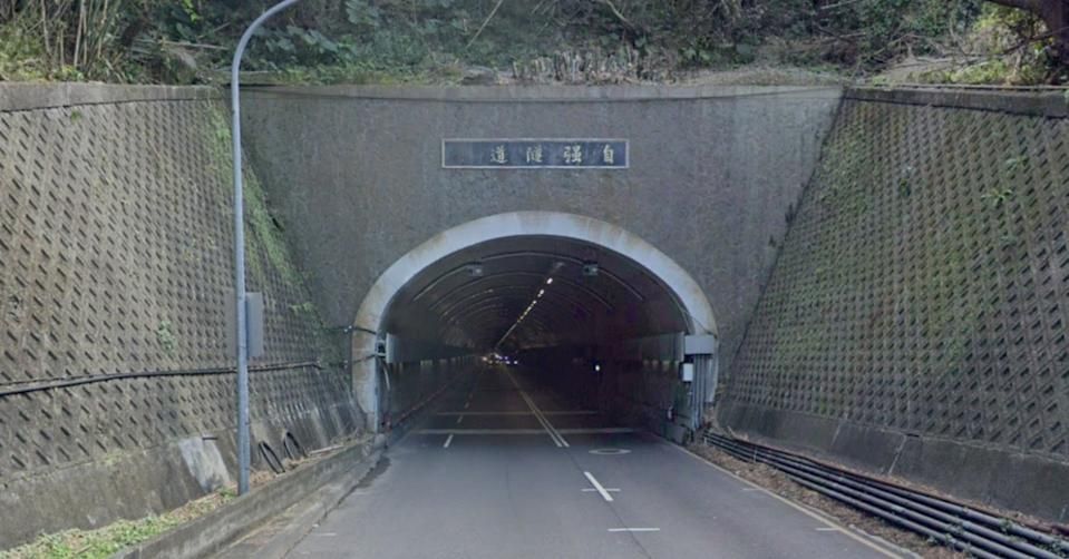 五月天女歌迷因在台北市自強隧道拍照打卡，竟被一名路過的男網友逼迫刪照。（翻攝自Google Maps）