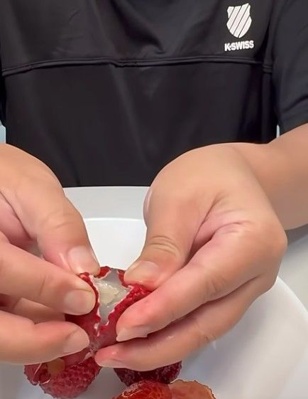 荔枝剝殼方法1：找到荔枝中間的「拉鍊」。（圖／翻攝自章新漫談YouTube）