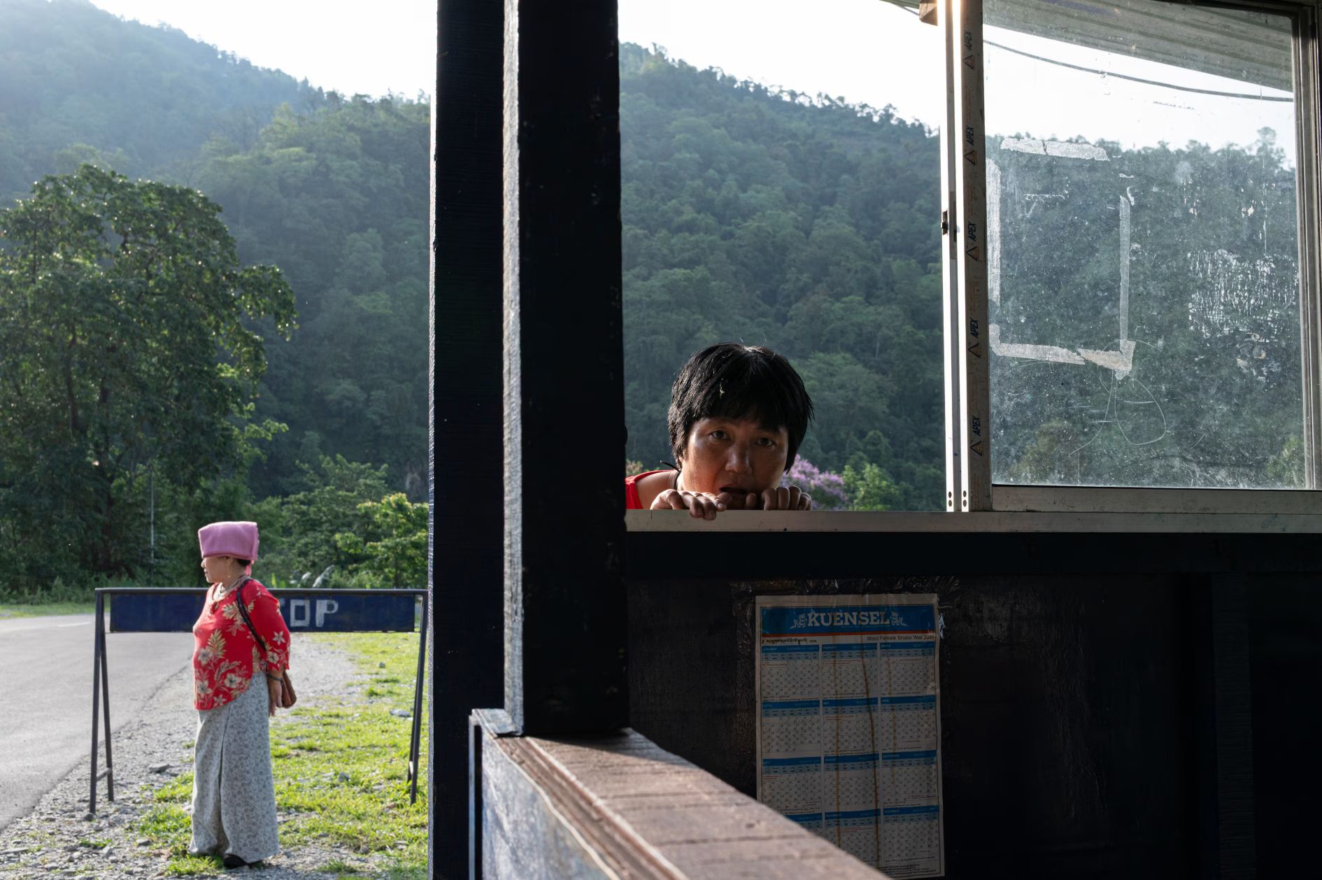 在不丹一處檢查站等待的女性。（華爾街日報）