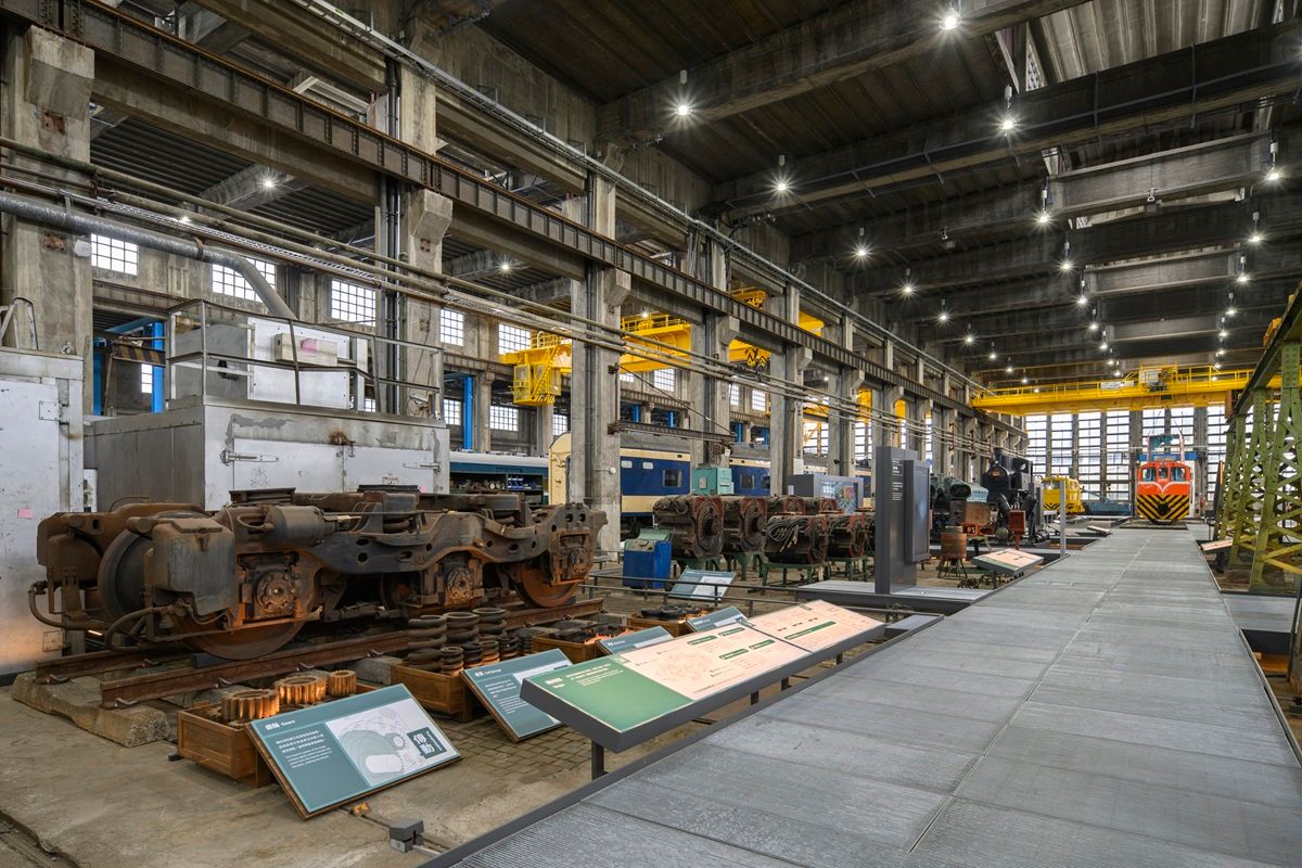 車輛維修重心的柴電工場，除展示鐵博典藏修復的車輛及維修各階段的機具設備。