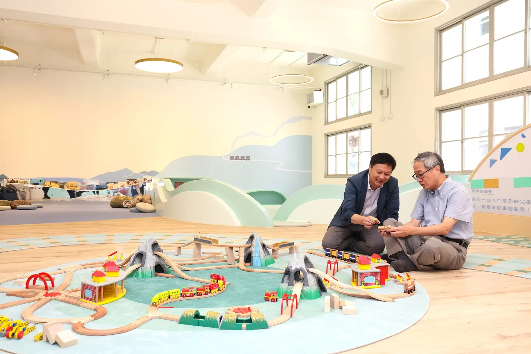 親子空間以「跟著小火車一起旅行吧！」為主題，讓孩子們可以運用積木火車打造自己的鐵道風景。
