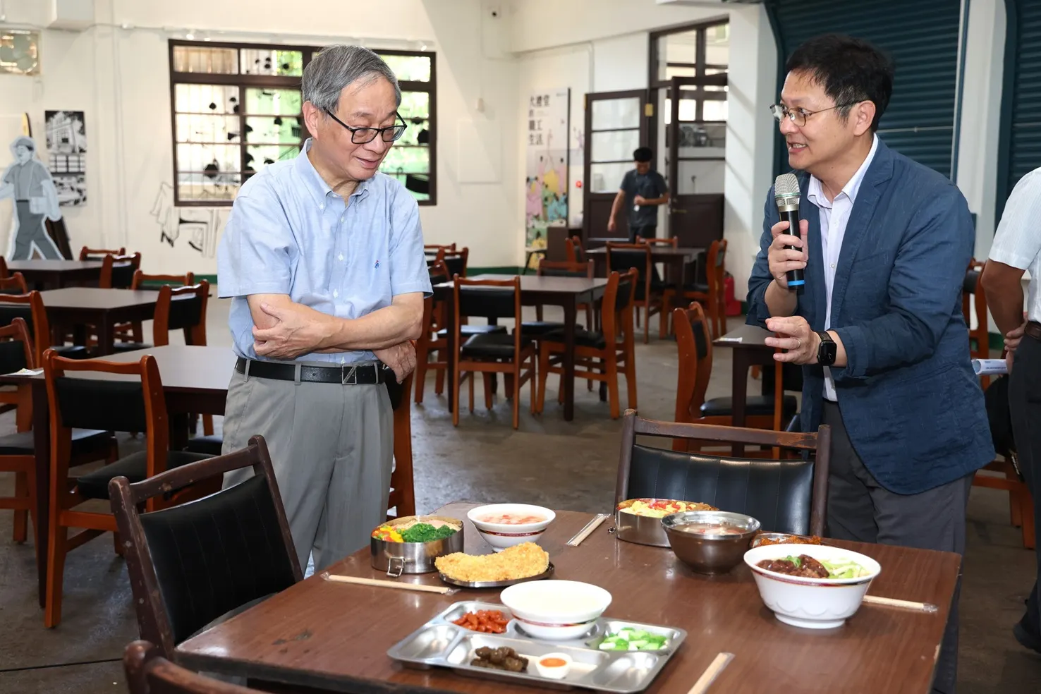 現地展〈大禮堂的職工生活〉呈現職工的早、午餐點搭配及飲食文化，逼真的食物模型讓文化部長李遠嘖嘖稱奇。
