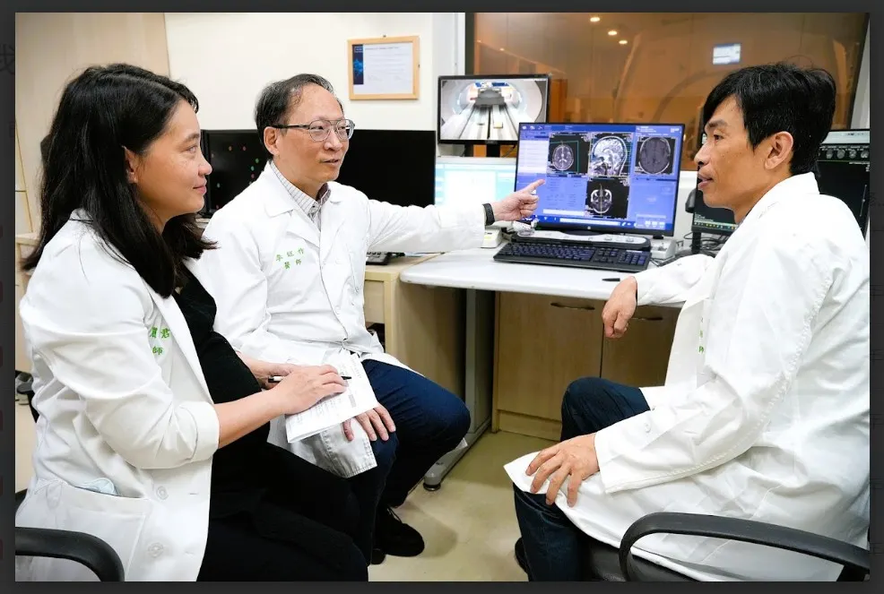 20250630-蔡金吾教授（右）與台大兒醫院長李旺祚（中）討論罕病檢測。（陽明交大提供）