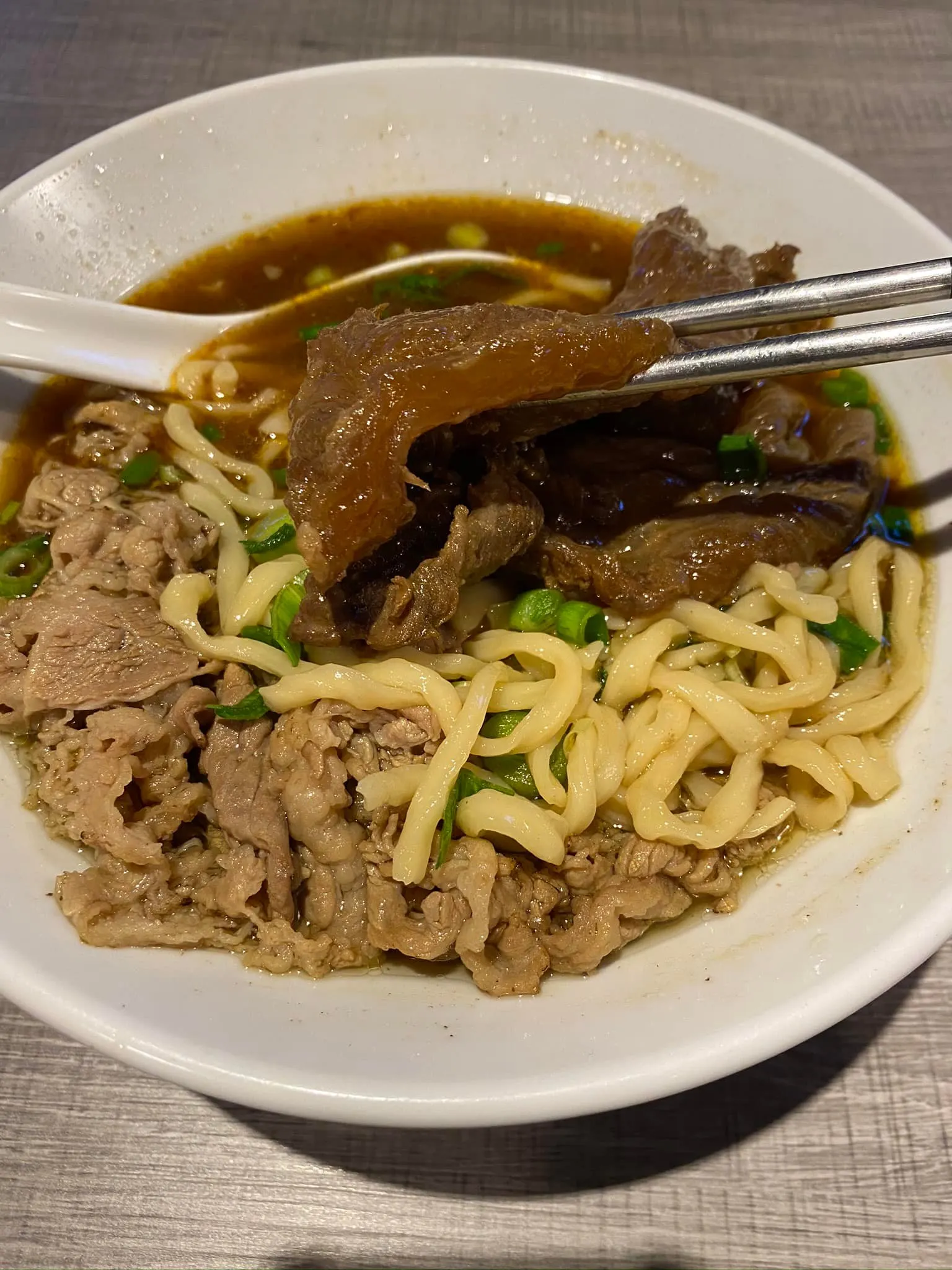 雙北牛肉麵推薦：王的秘製黑蒜牛肉麵（圖／取自王的秘製黑蒜牛肉麵臉書粉專）