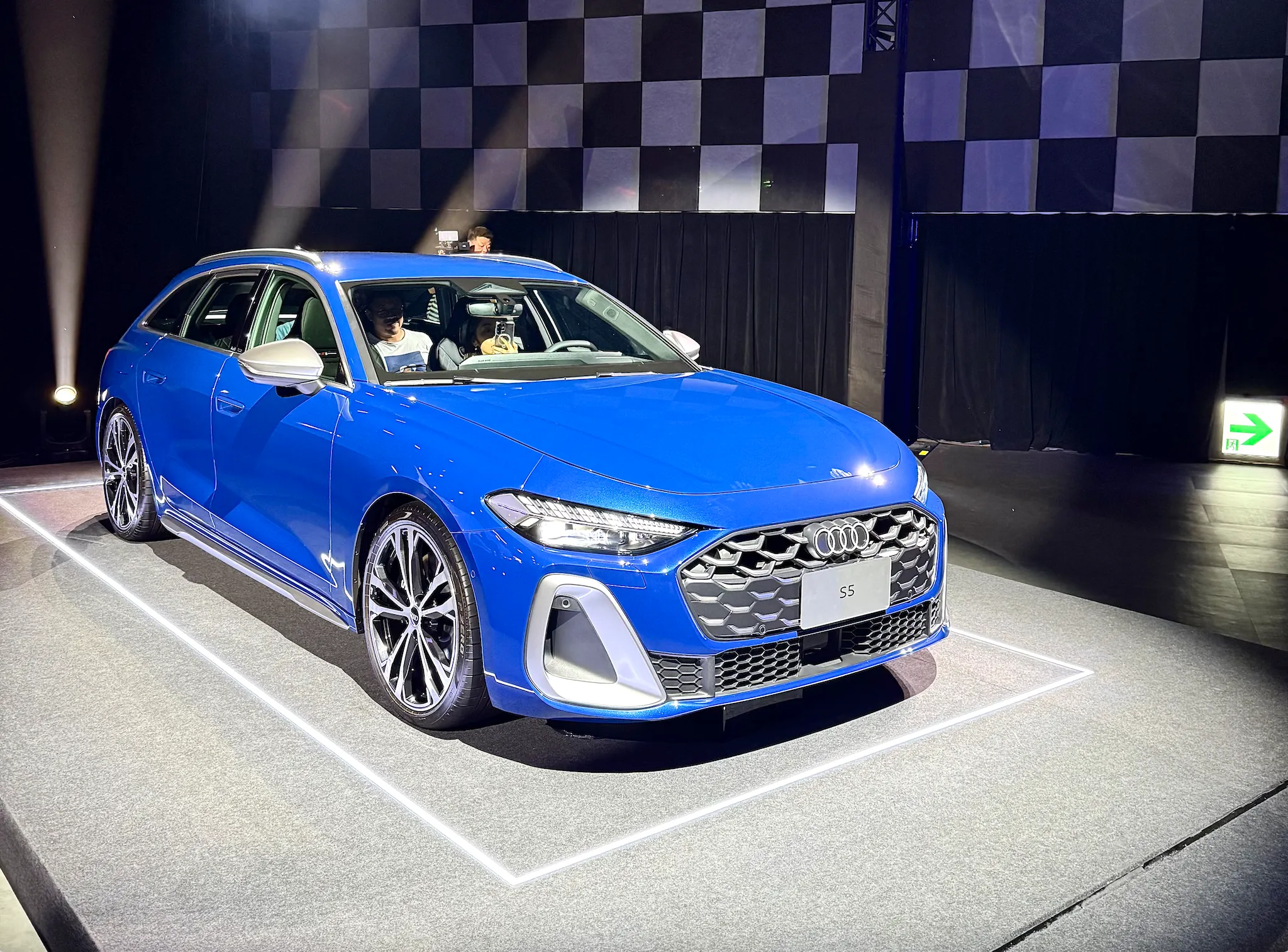 Audi S5 車型更搭載 MHEV plus 系統與智慧四輪驅動，展現 Audi 高性能旗艦風範。