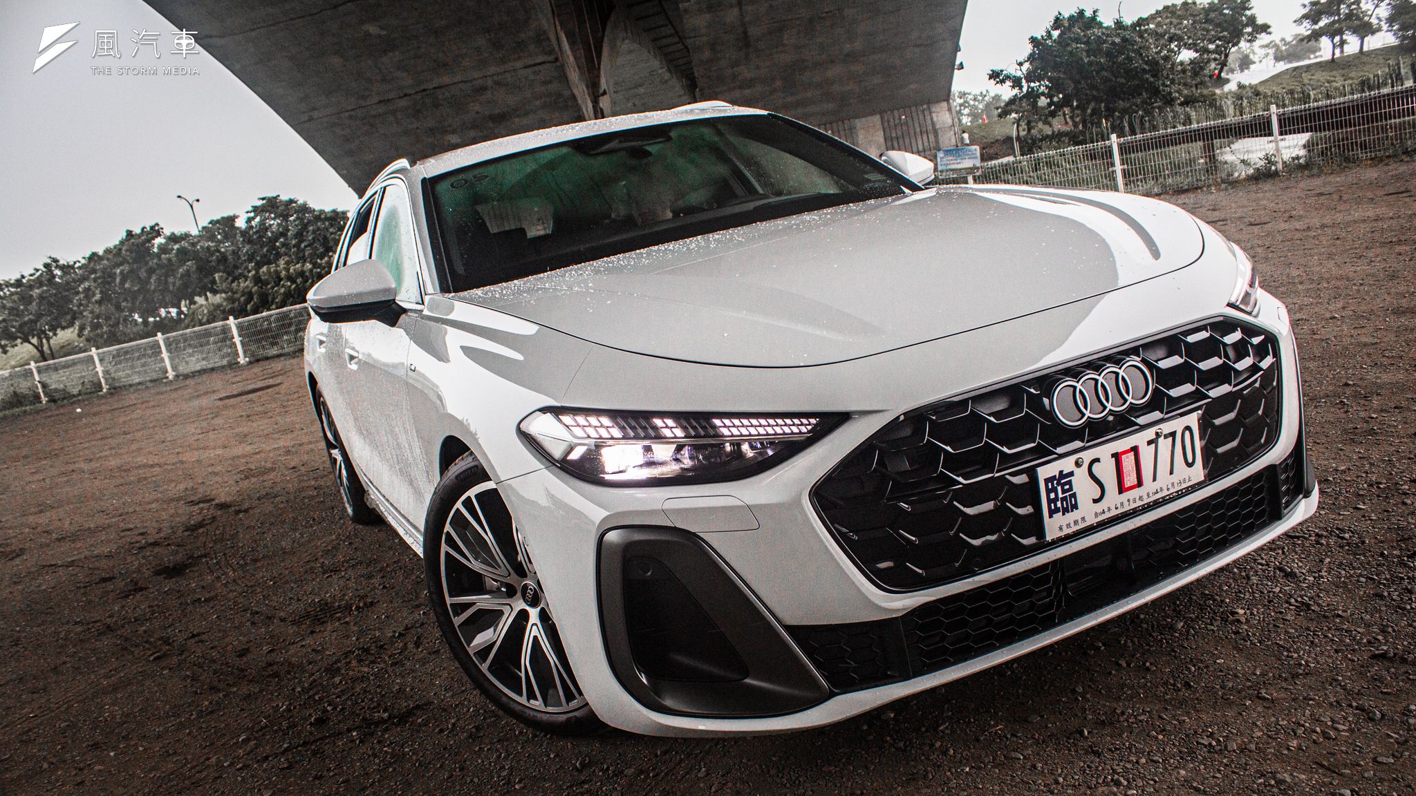 Audi A5 (B10) 車頭不管是引擎蓋的摺線或是依舊浮誇的水箱面積，都充份展現出 A5 車系應具的強悍跑格。