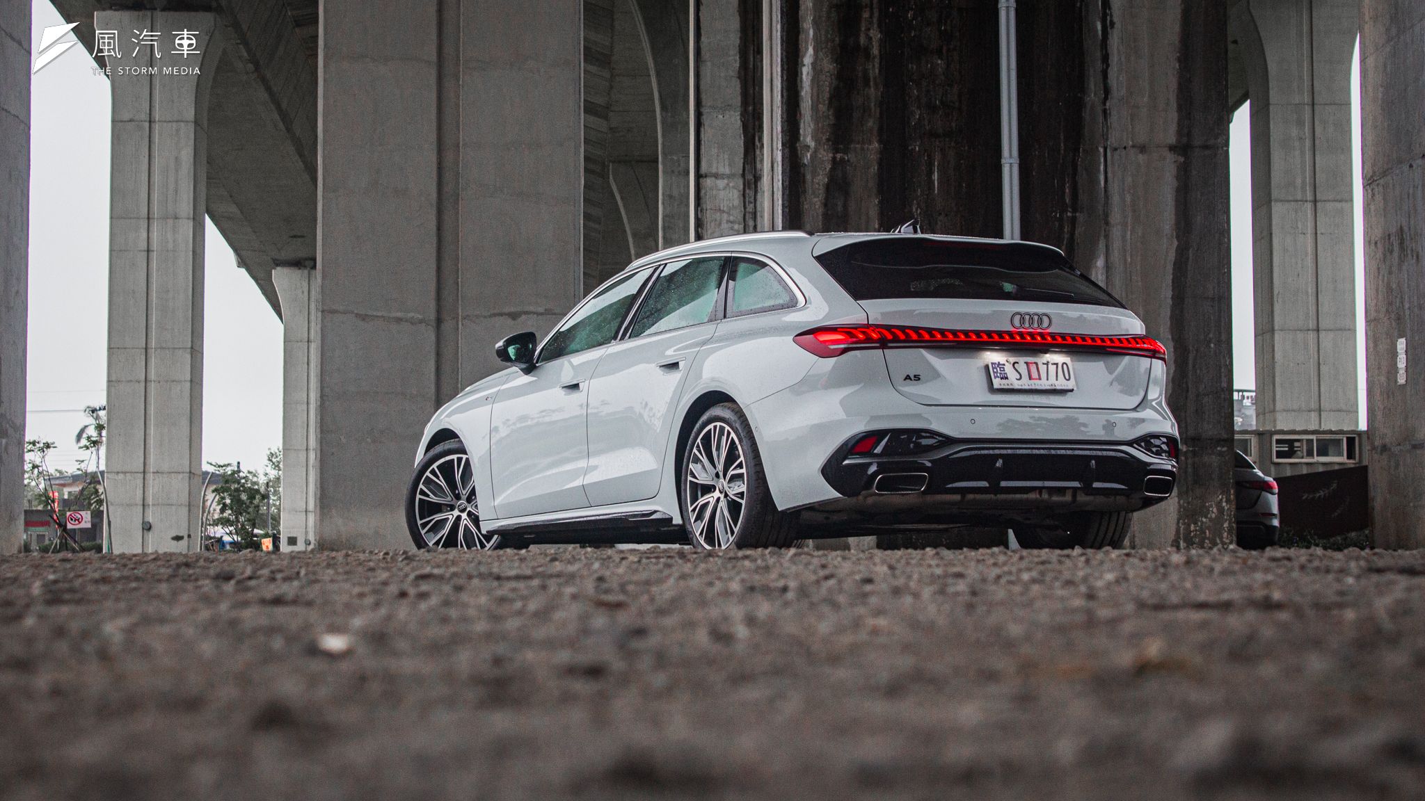 Audi A5 同樣配有迎賓模式 OLED 尾燈，在燈具的排列與設計上相當醒目。