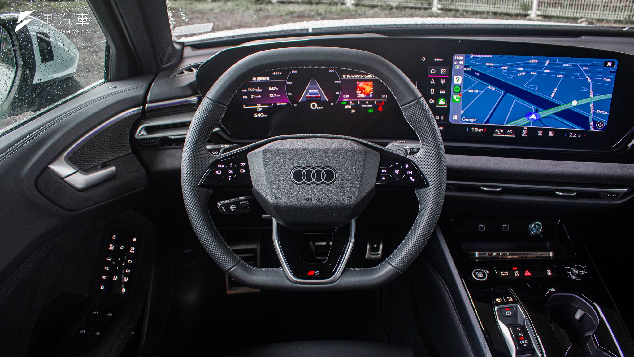 Audi A5 標配平把式方向盤，操作介面則多採用電容式觸控設計，儀錶板顯示採用 11.9 吋的 OLED 螢幕，資訊內容包含行車動態、音訊介面以及導航圖資模擬。