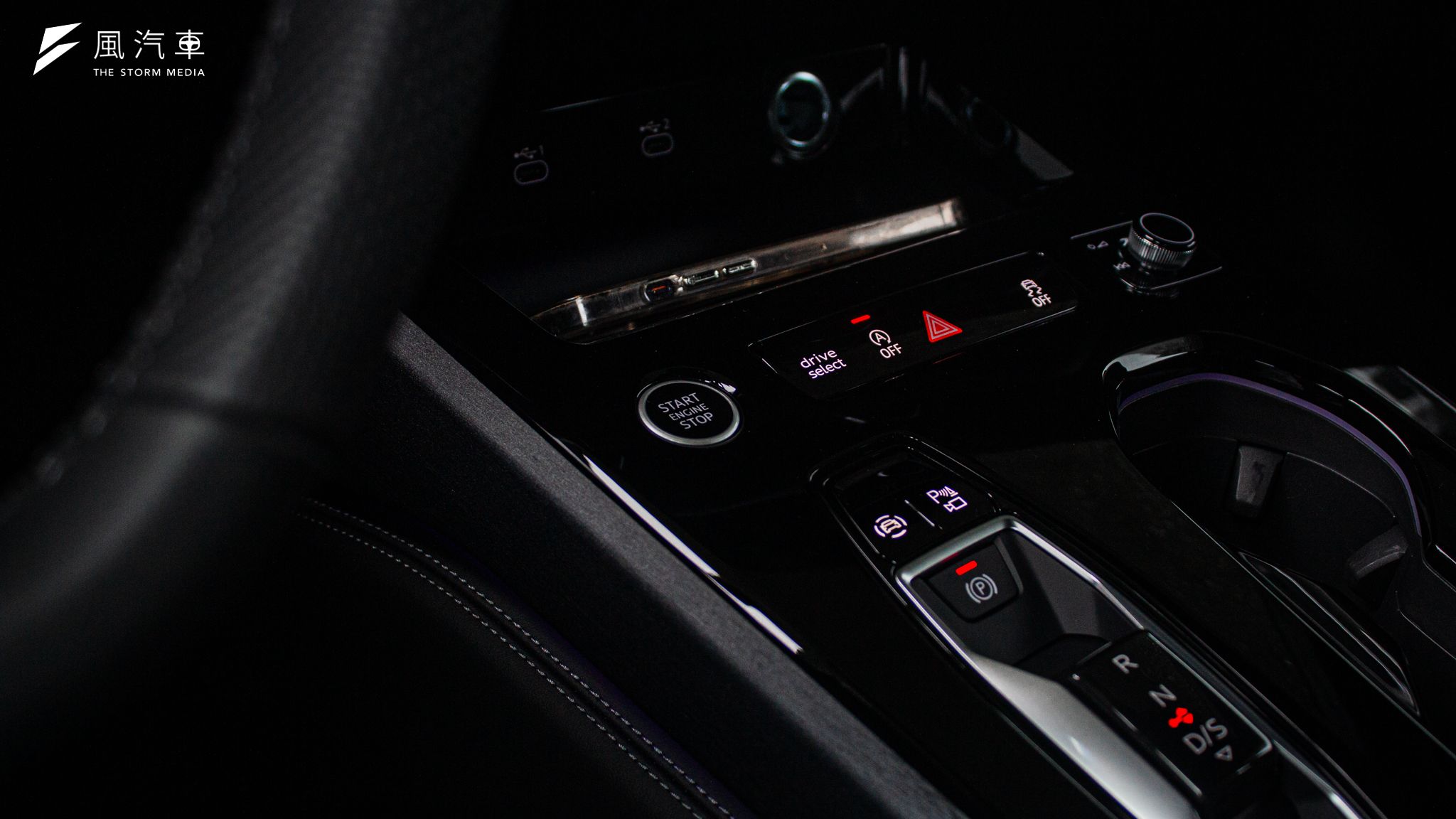 Audi A5 採用線傳式排檔撥桿設計，多處留白的空間設計顯得相當簡潔，但就是這鏡面烤漆保養起來需要費點心思。