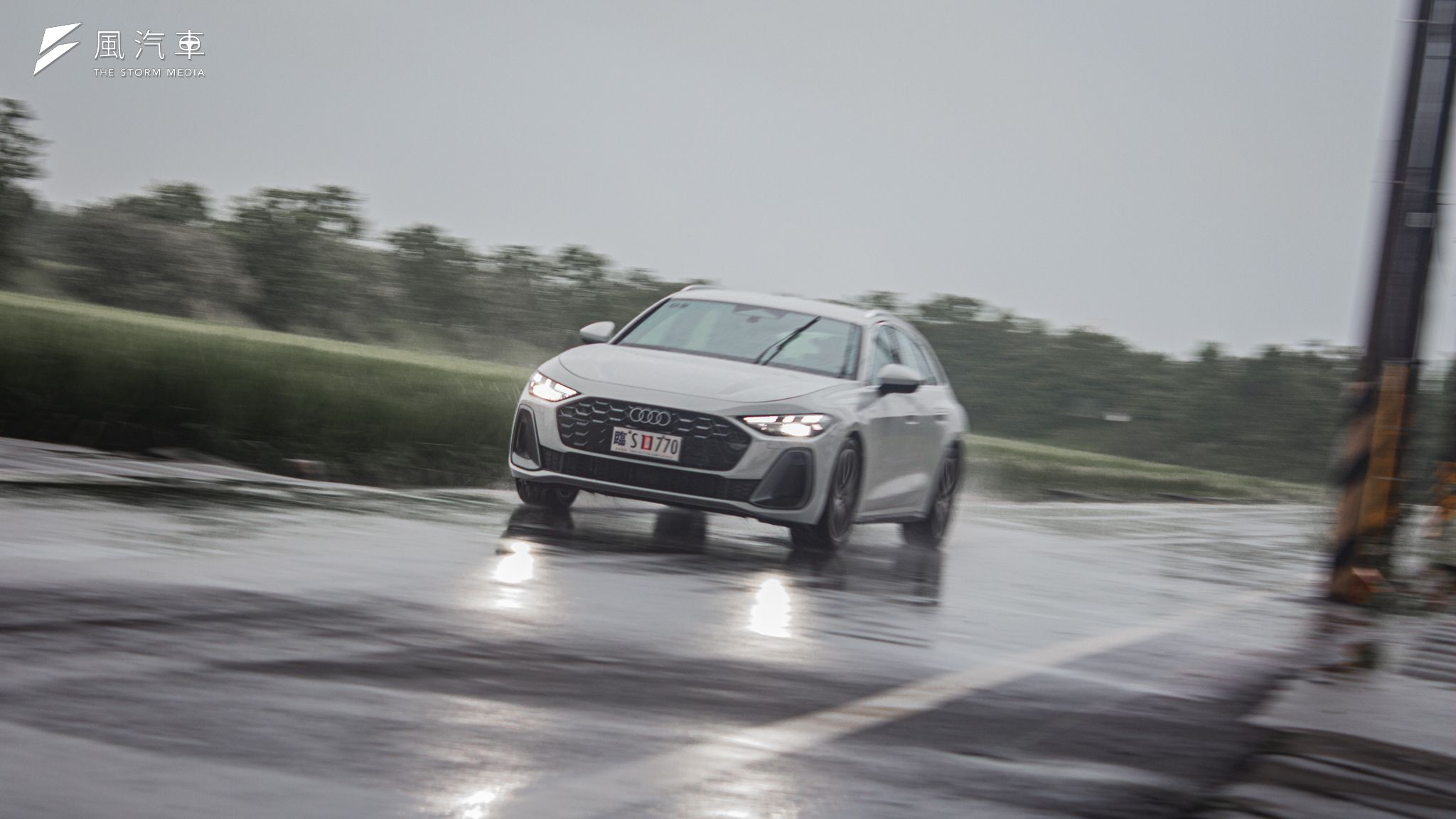 全新的 Audi A5 碰上大雨路面，反而讓車輛強大而穩定的動態完整展現。