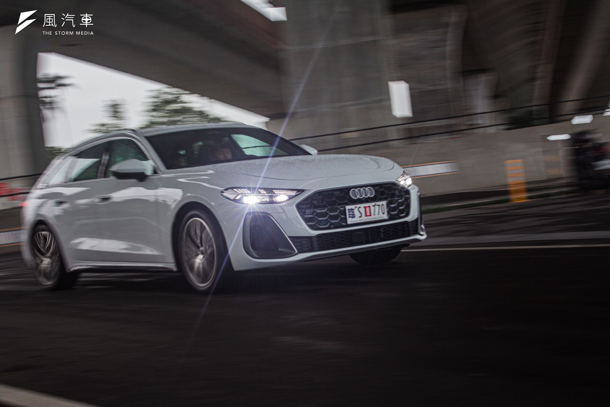 S-Line 車型擁有 Audi 原廠特別調校的運動化懸吊，完美的將過往 A5 強調的跑格特性重現，讓新的 A5 除了擁有 A4 該有的行車舒適，更能在過彎時展現優秀動態。
