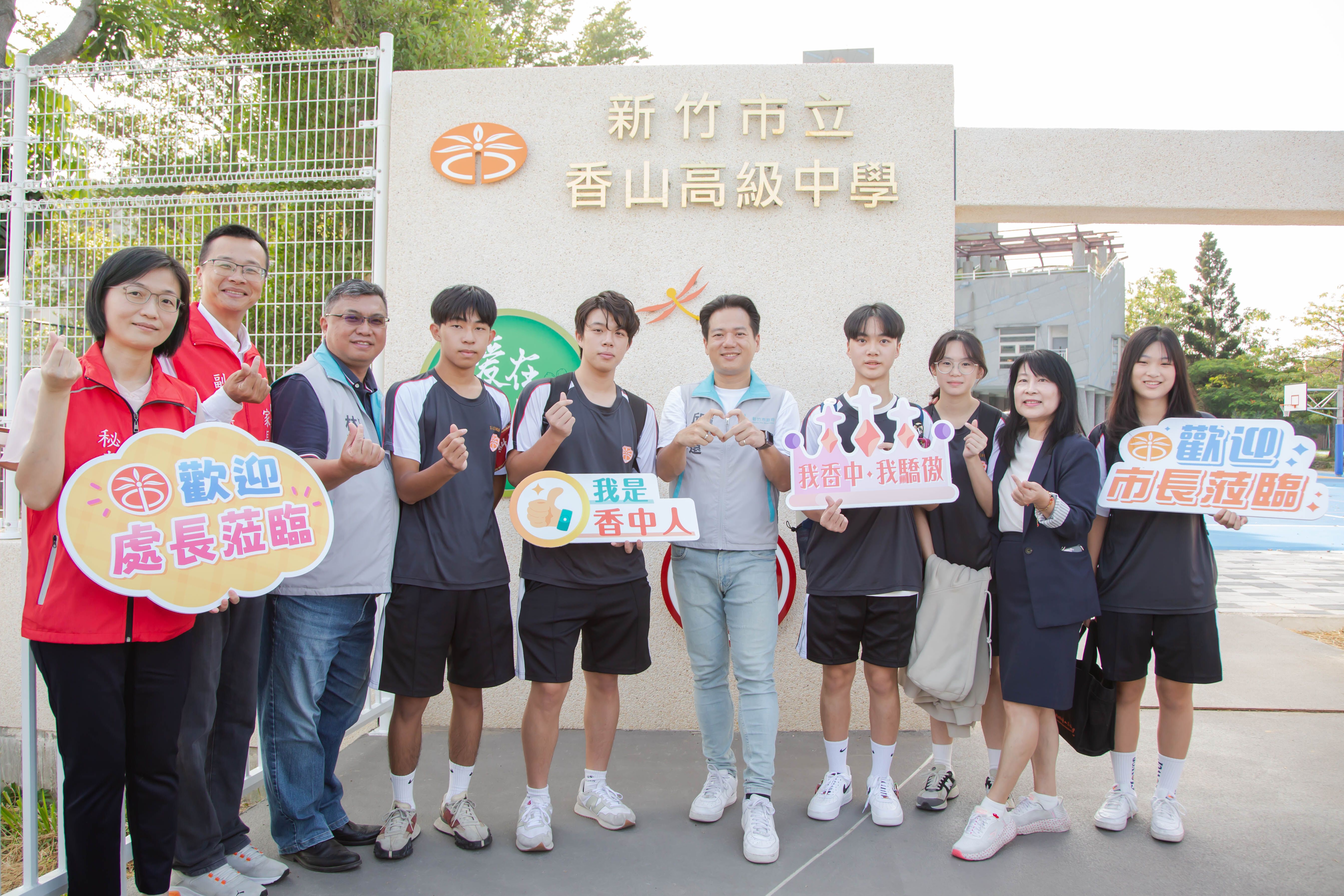 「香山高中汀甫圳第十四支線簡易通學步道工程」112年12月15日舉行開工典禮，新竹市長高虹安當時和提出通學步道公民行動方案的香山高中同學們合影。（資料照／新竹市政府官網）