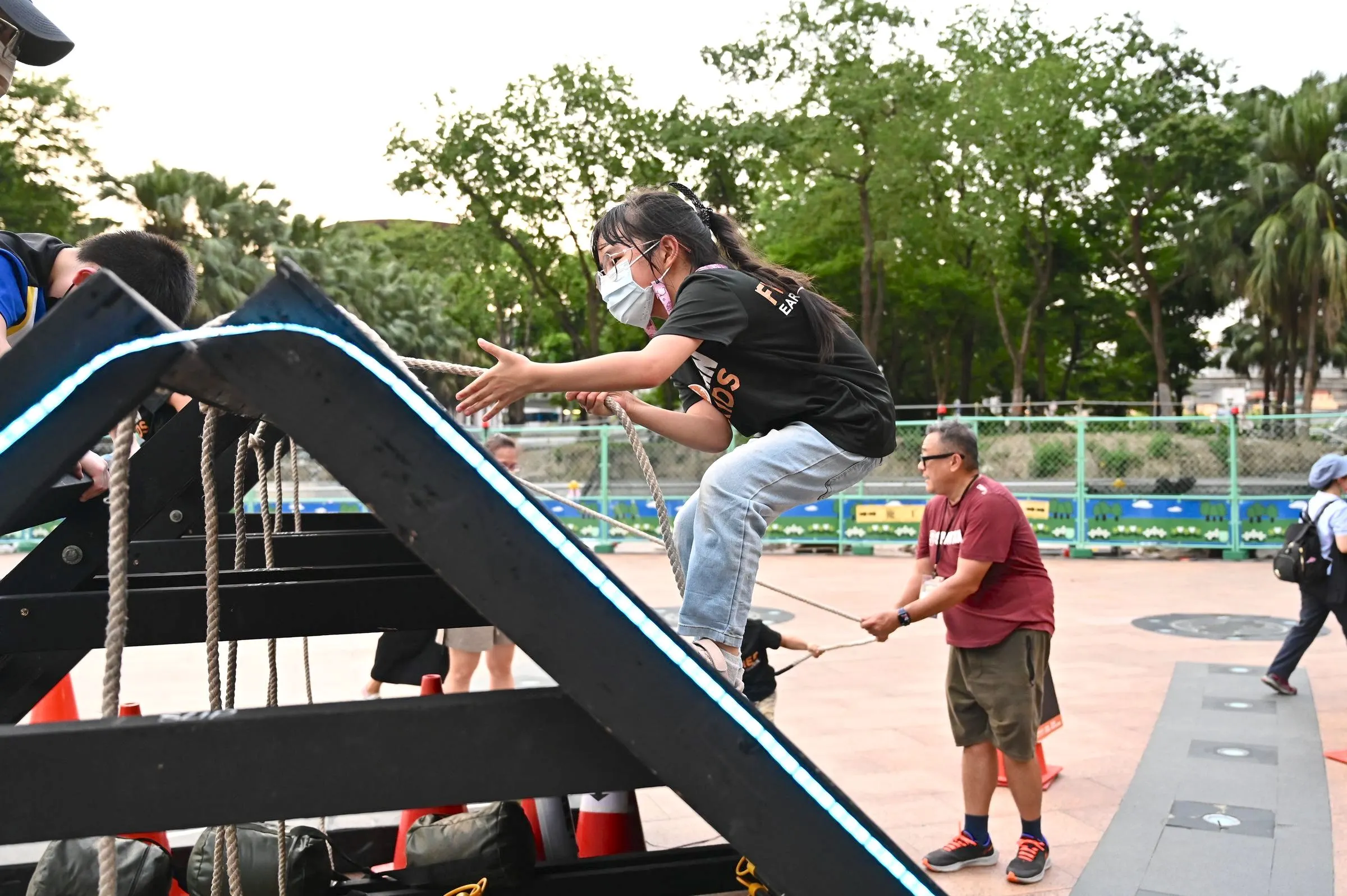 「小勇士營」設計不同關卡，讓孩子在遊戲中訓練身體協調與專注力。(圖/新北市文化局)