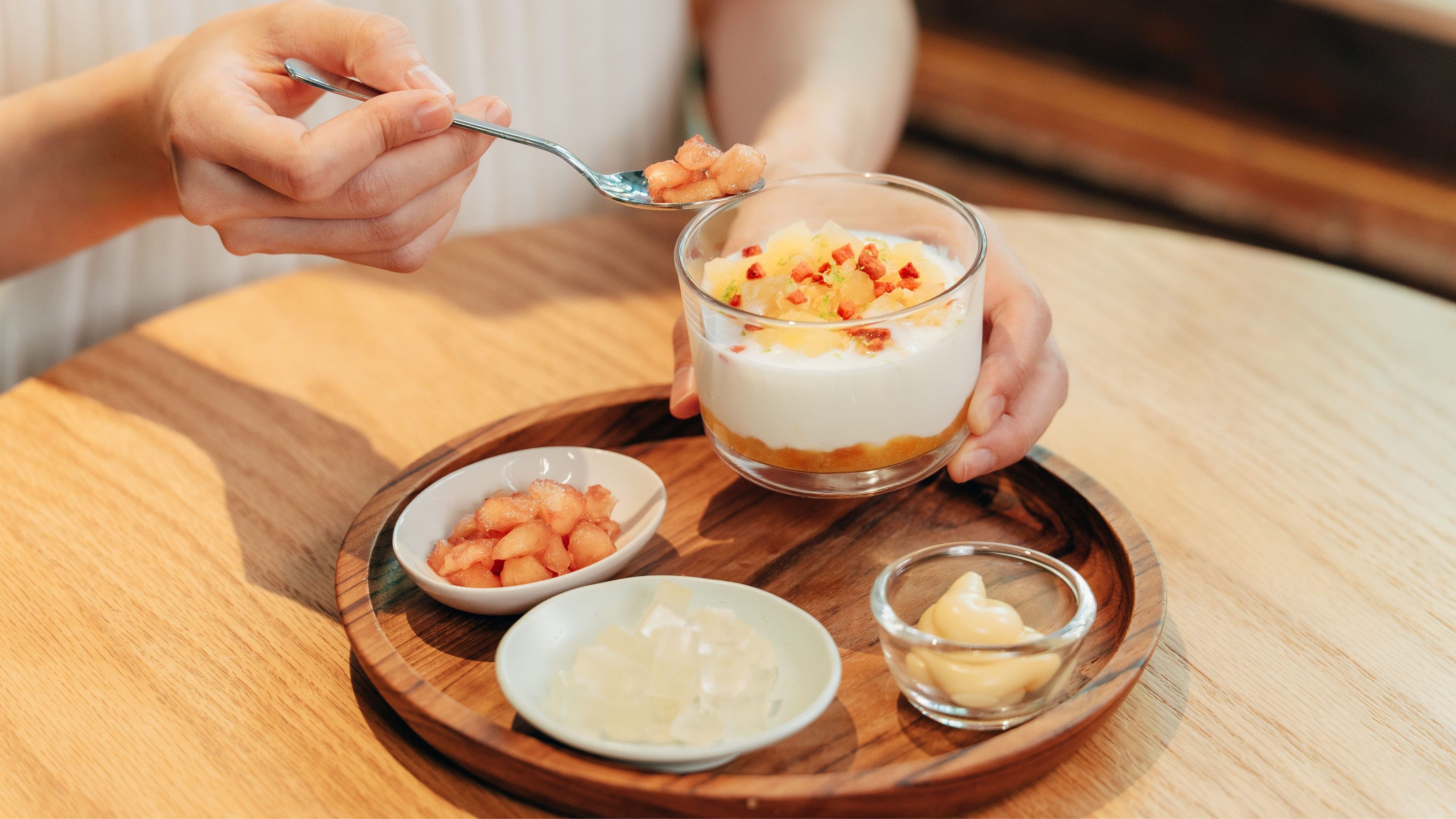 短講活動限定，民眾使用微笑蜜樂水果甜點原料，製作專屬水果優格杯