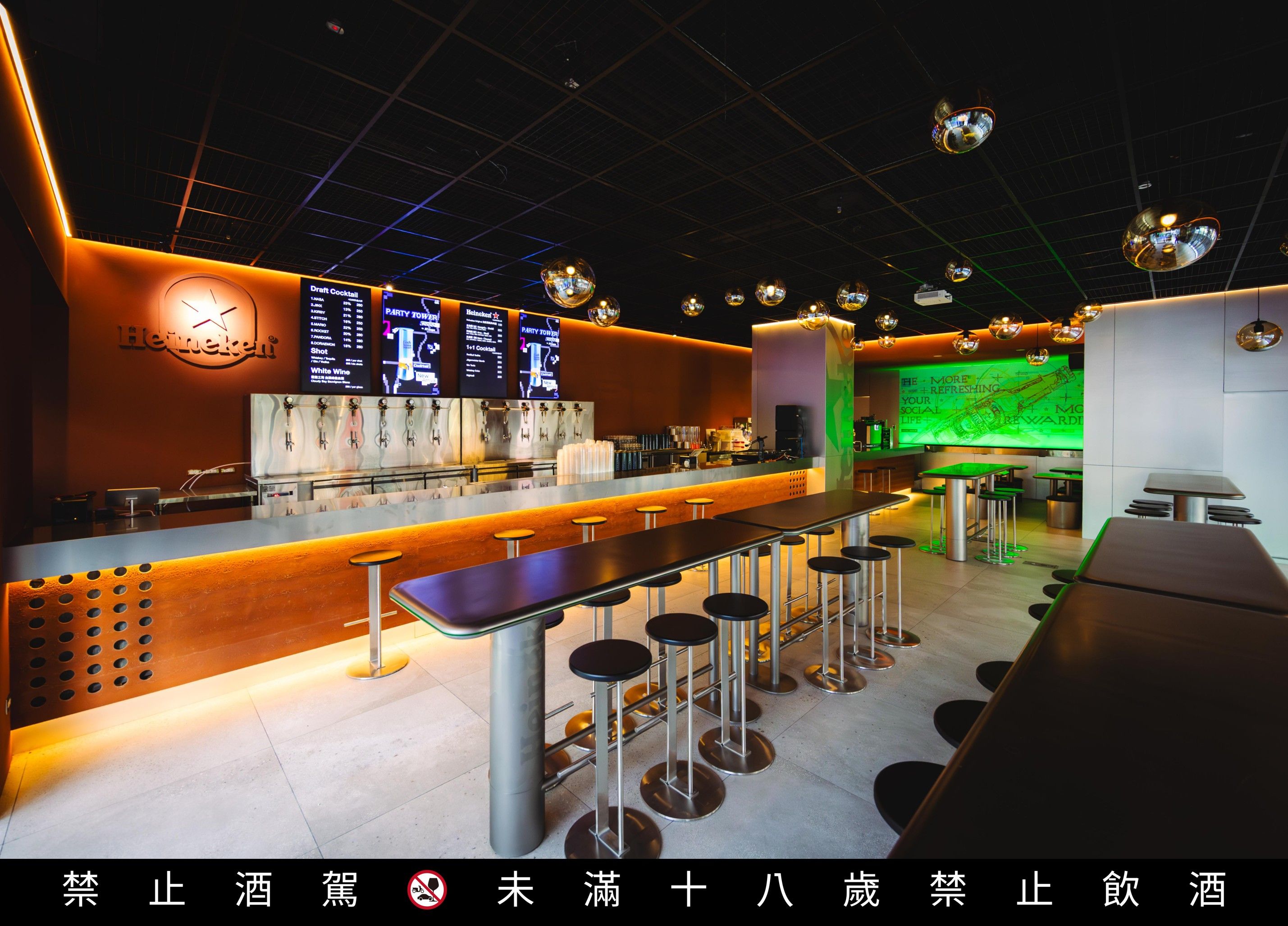 海尼根品牌概念店以大面積的磚紅色呈現火星紅土意象，加上隨著燈色變換各種宇宙圖像的光原色牆。