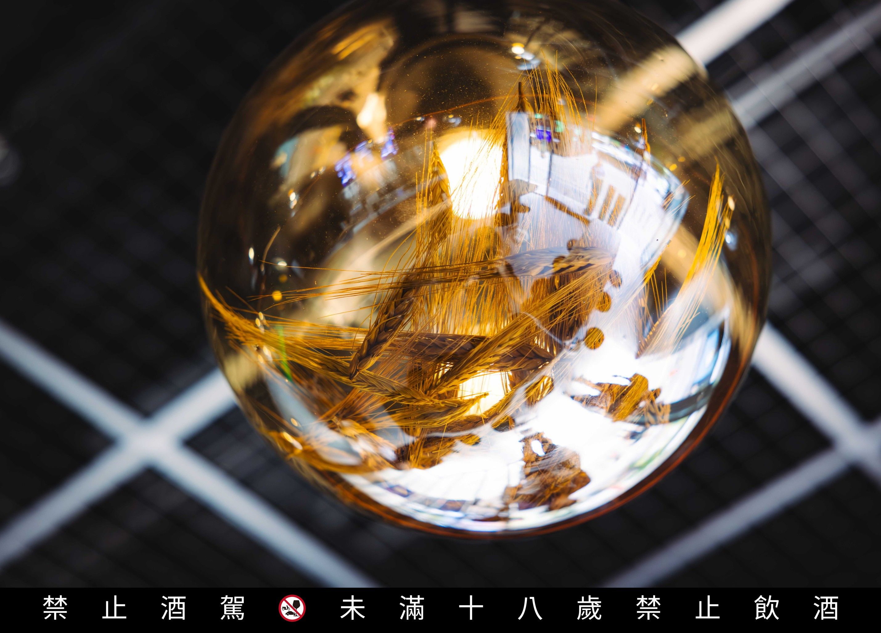 海尼根品牌概念店的天花板懸掛著象徵啤酒靈感的裝置藝術，啤酒花如靈感泡泡般在空氣中飄浮。