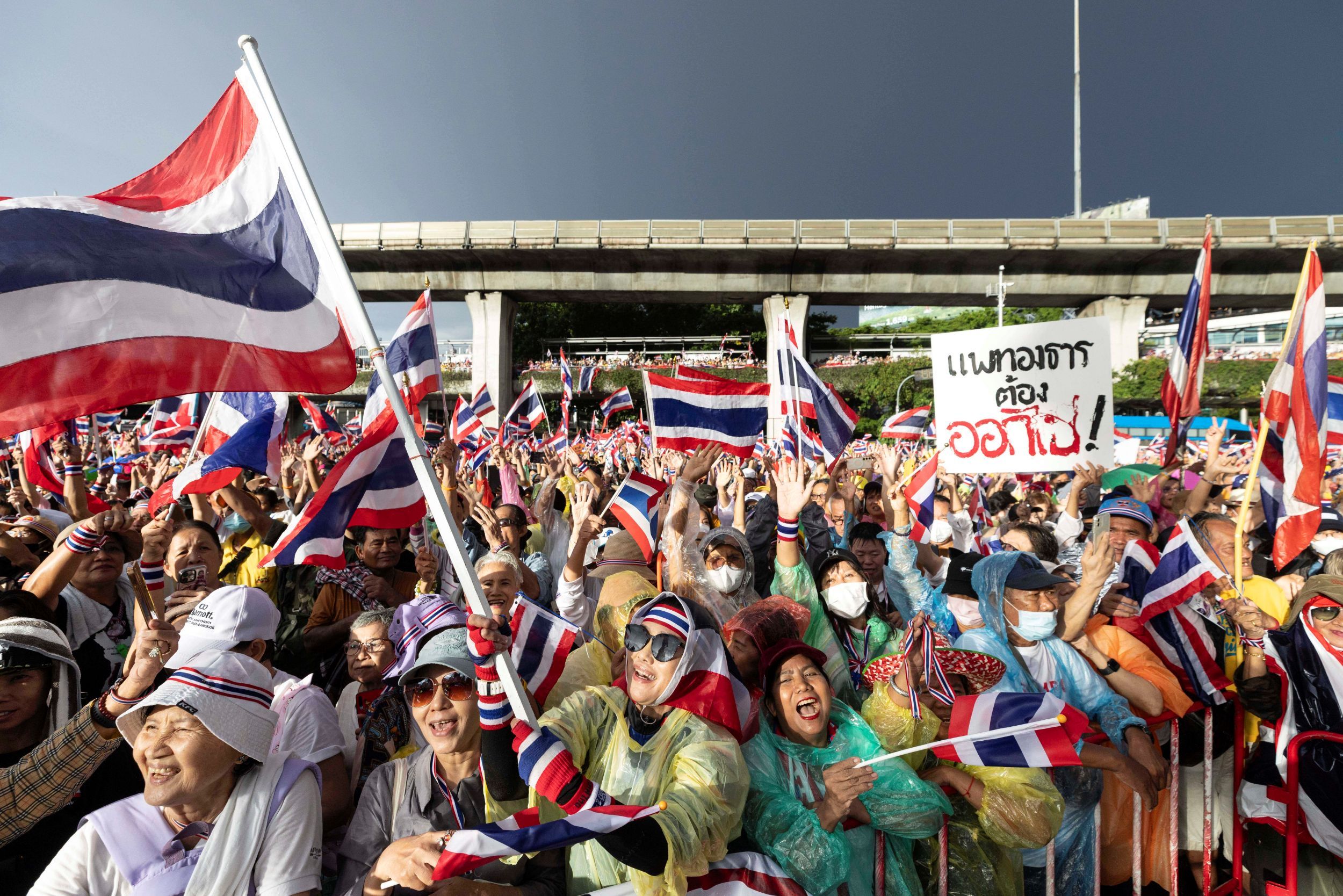 泰國曼谷知名勝利紀念碑聚集大批示威群眾，高喊要總理貝東塔辭職。（美聯社）