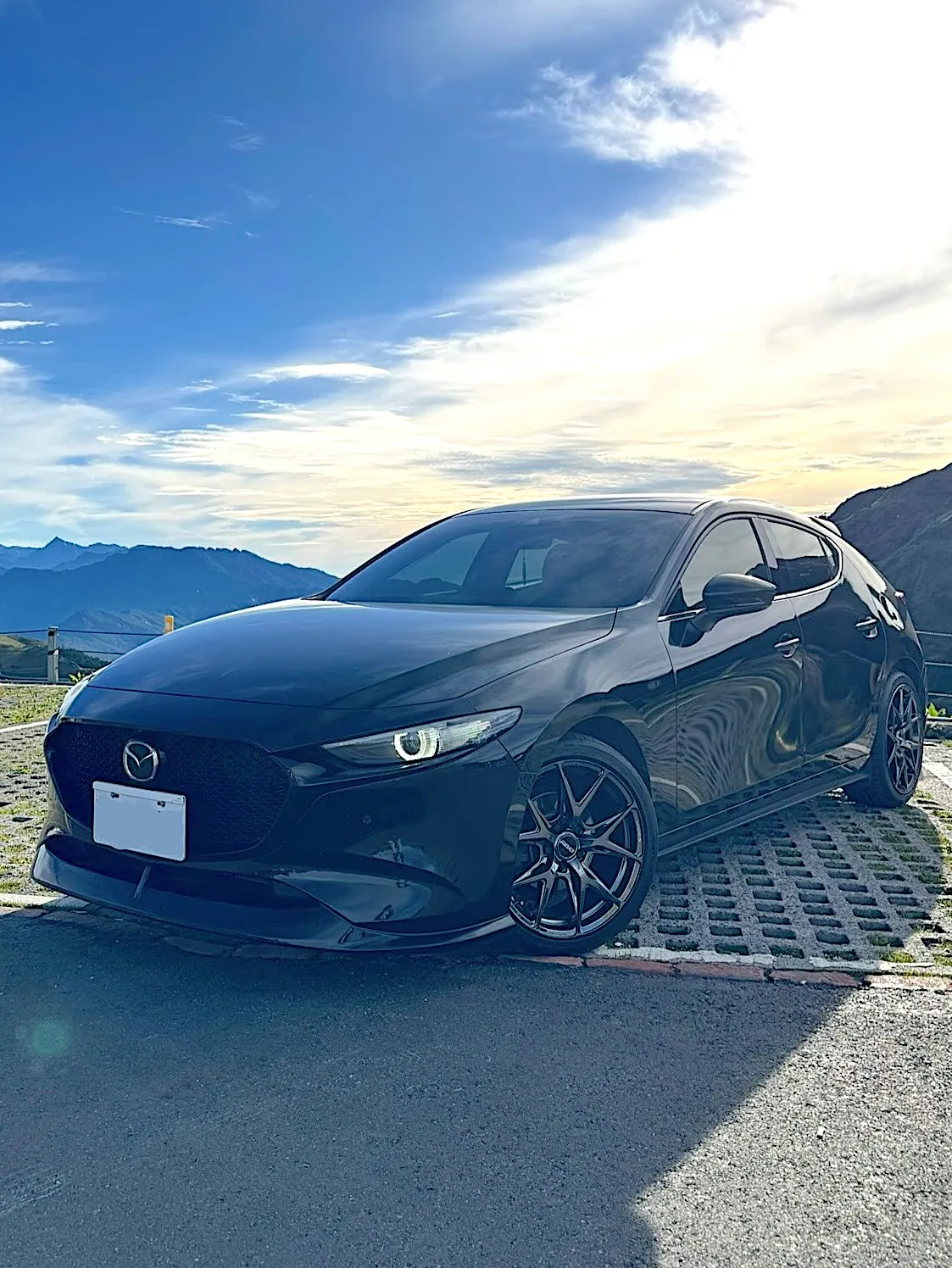 小編的愛車「馬3」，這次新輪框 Rays VV21S 就是要換到這台車上。