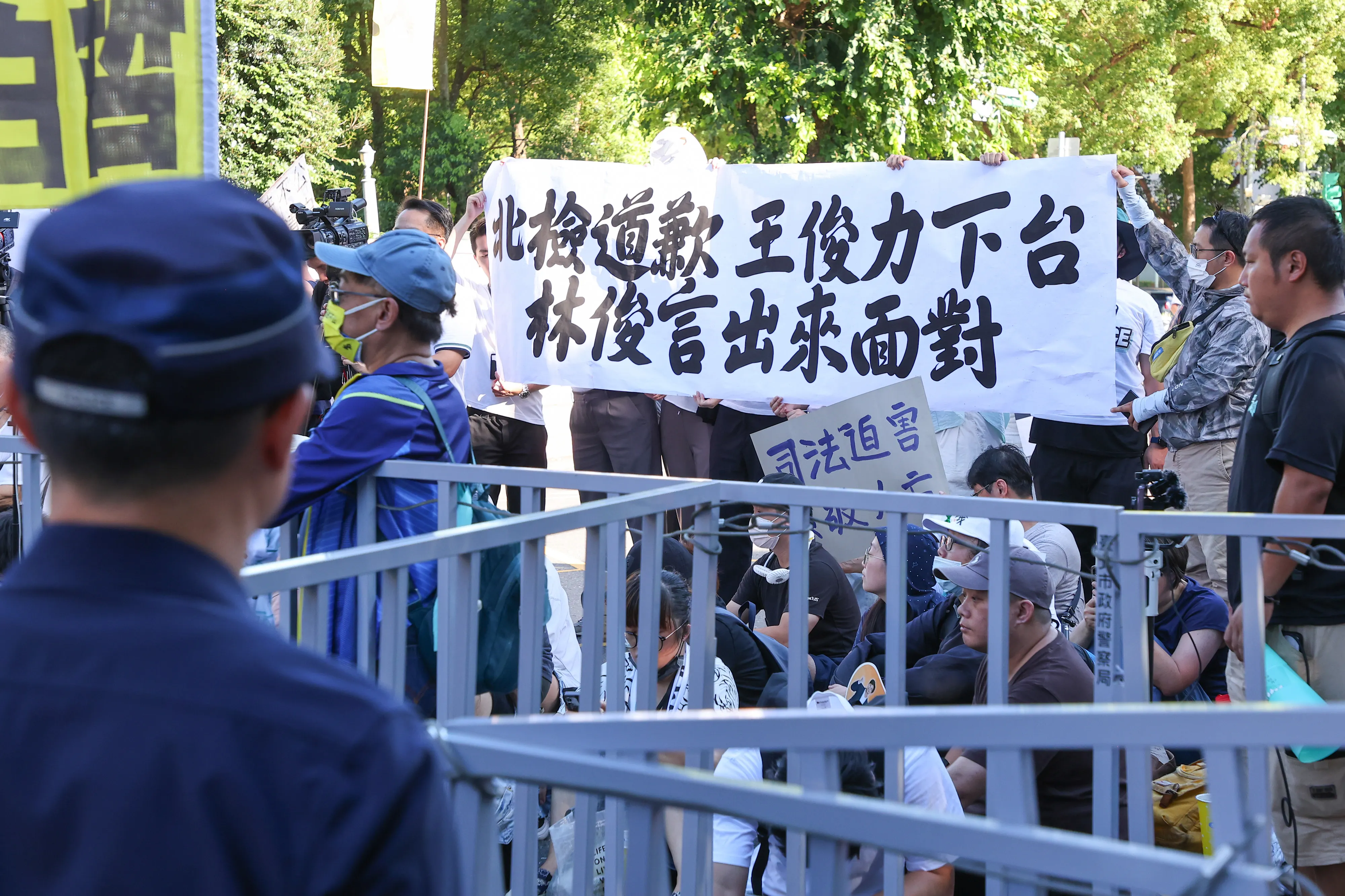 20250701-民衆党支持者1日、北検外で柯文哲氏を支持。（顏麟宇攝）