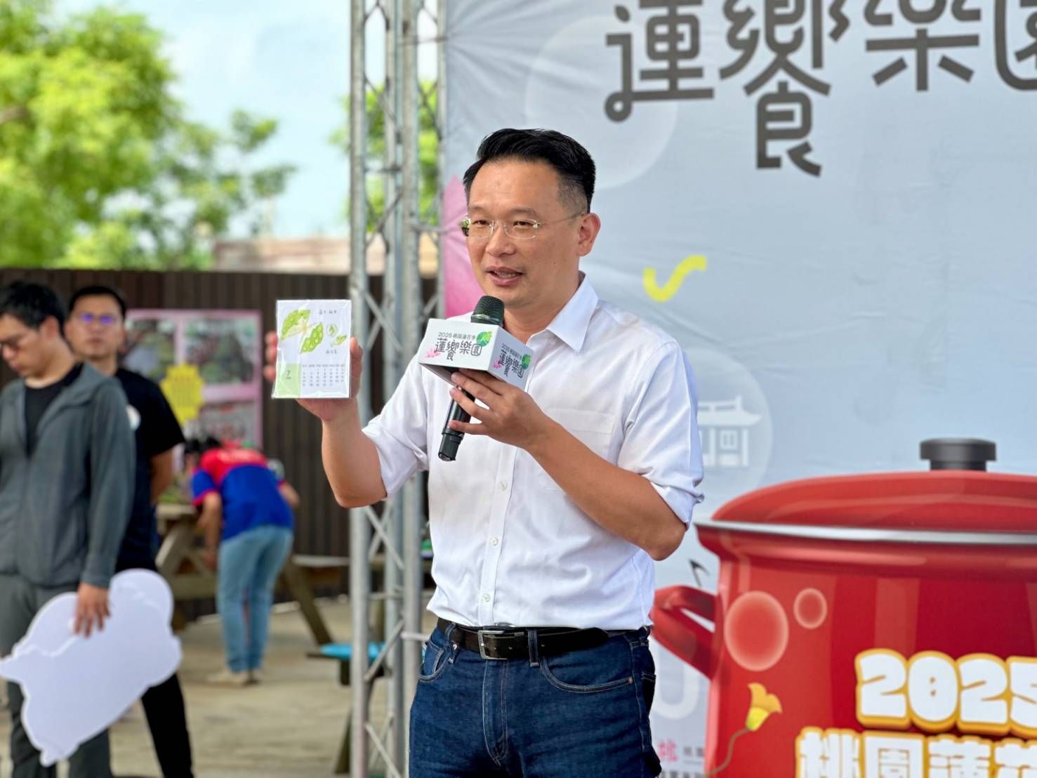 蘇俊賓曾造訪觀音蓮花園區，並將觀音美麗的蓮蓬與蓮子手繪下來作成桃園特色農產品月曆。（圖／桃園市政府提供）