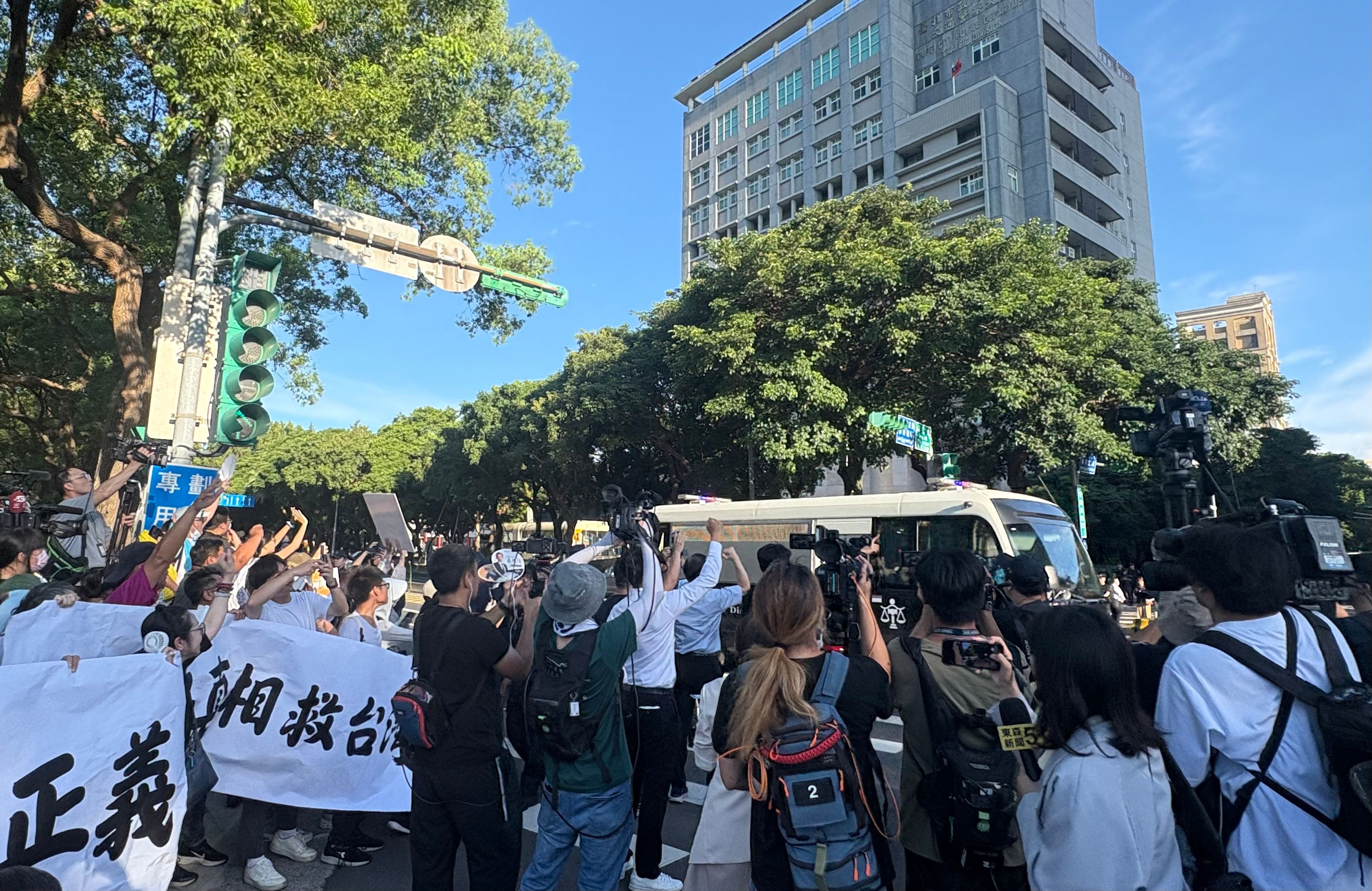 小草支持者替柯文哲送車（蔣帆威攝）