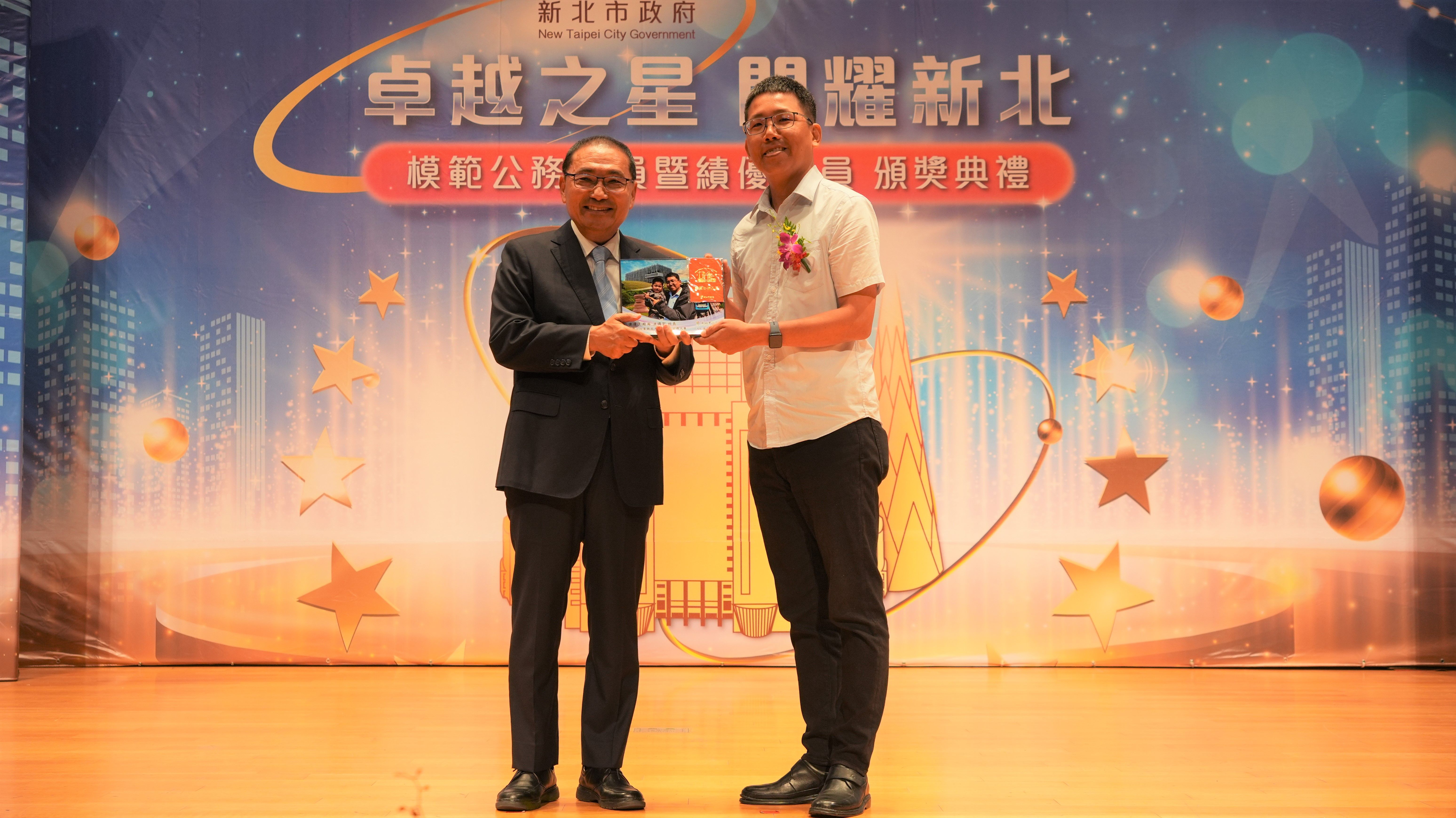 捷運工程局洪國智科長(右)與市長侯友宜合影。(圖/新北市人事處提供)