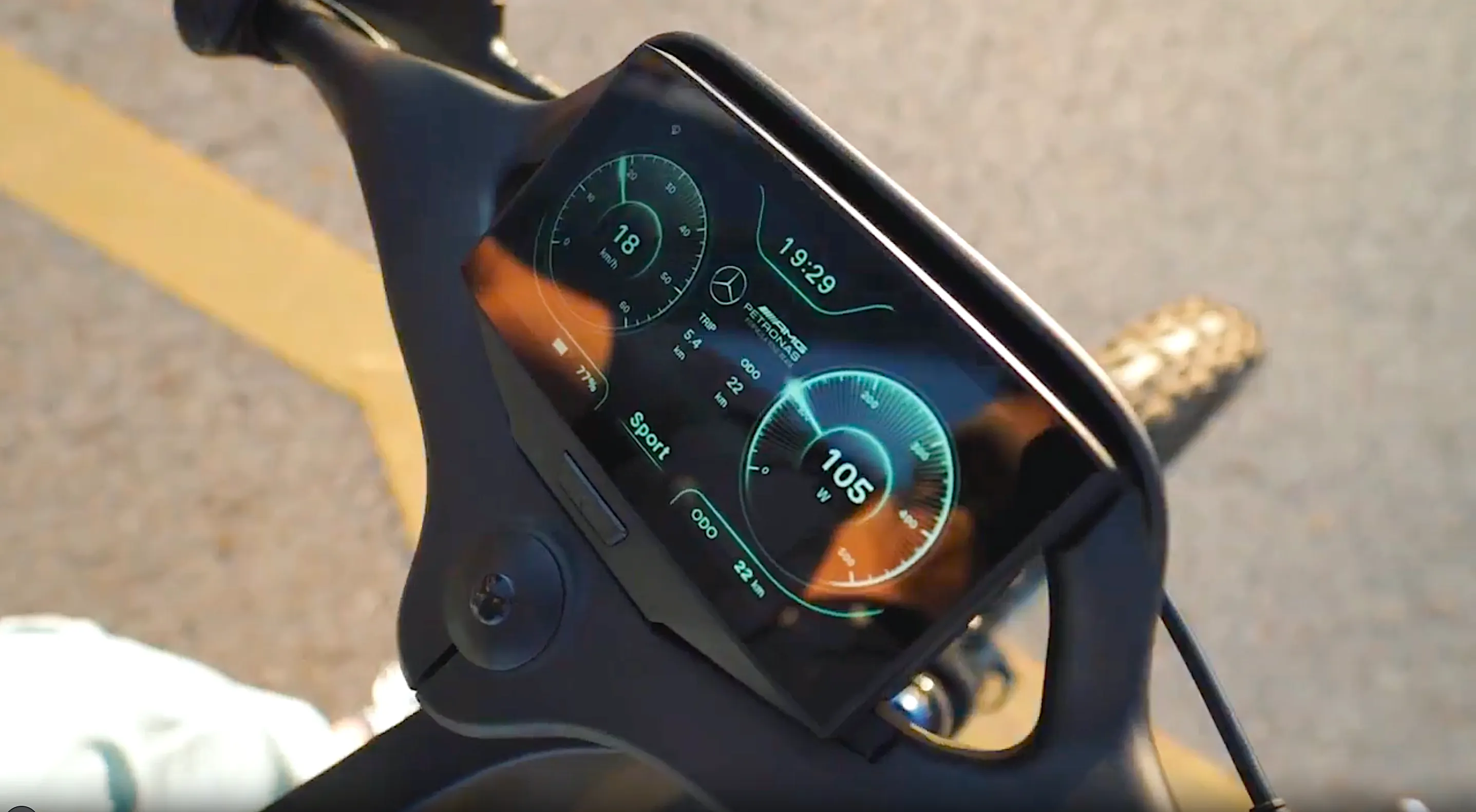 Mercedes-AMG F1 Team 電動自行車採 5.5 吋智慧儀表板整合把手設計，能顯示速度、電量等即時數據，讓使用者隨時掌握騎乘狀態。