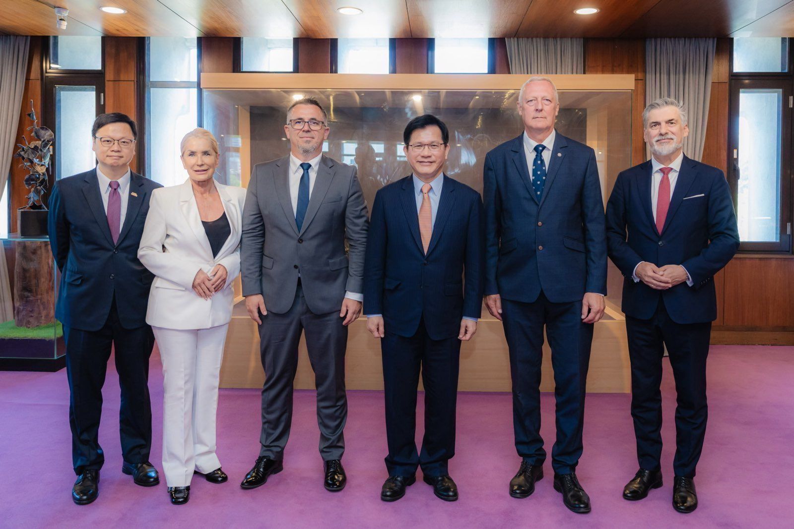 20250701-外交部長林佳龍（右三）1日午宴並與波蘭眾議院國會議員何巴托斯基（左三）、赫米列夫斯基（右二）及卡拉絲克（左二）等人合影。（外交部提供）