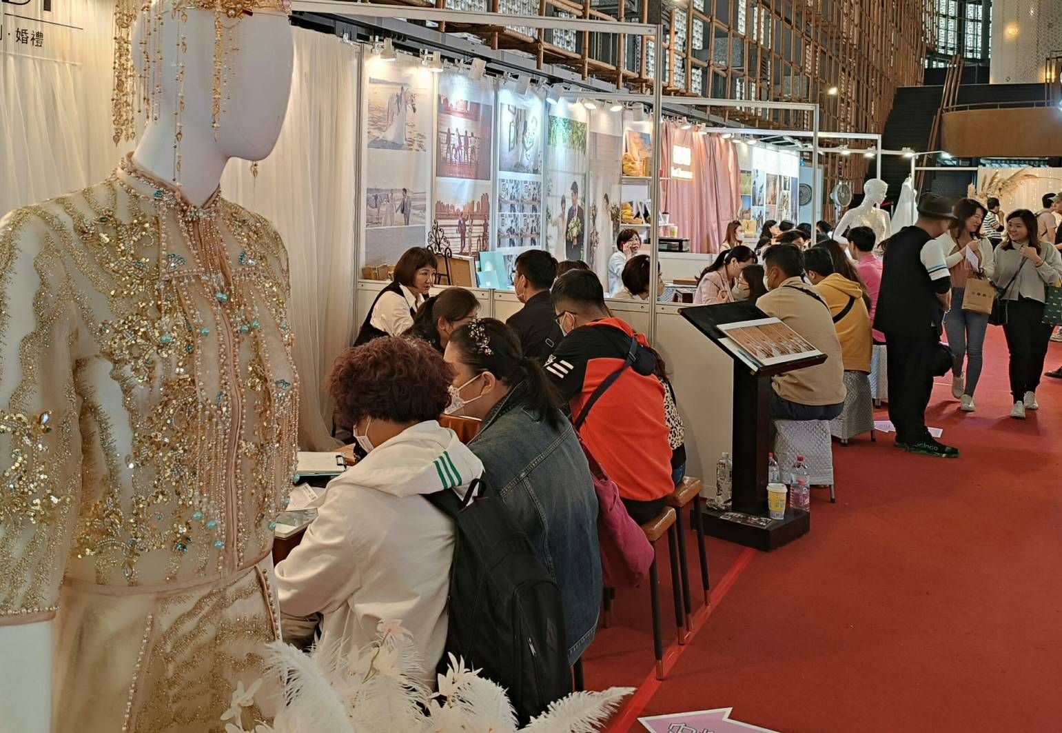 現場推出五大婚紗品牌聯合優惠及二手禮服專區，收益全數捐作公益等活動。