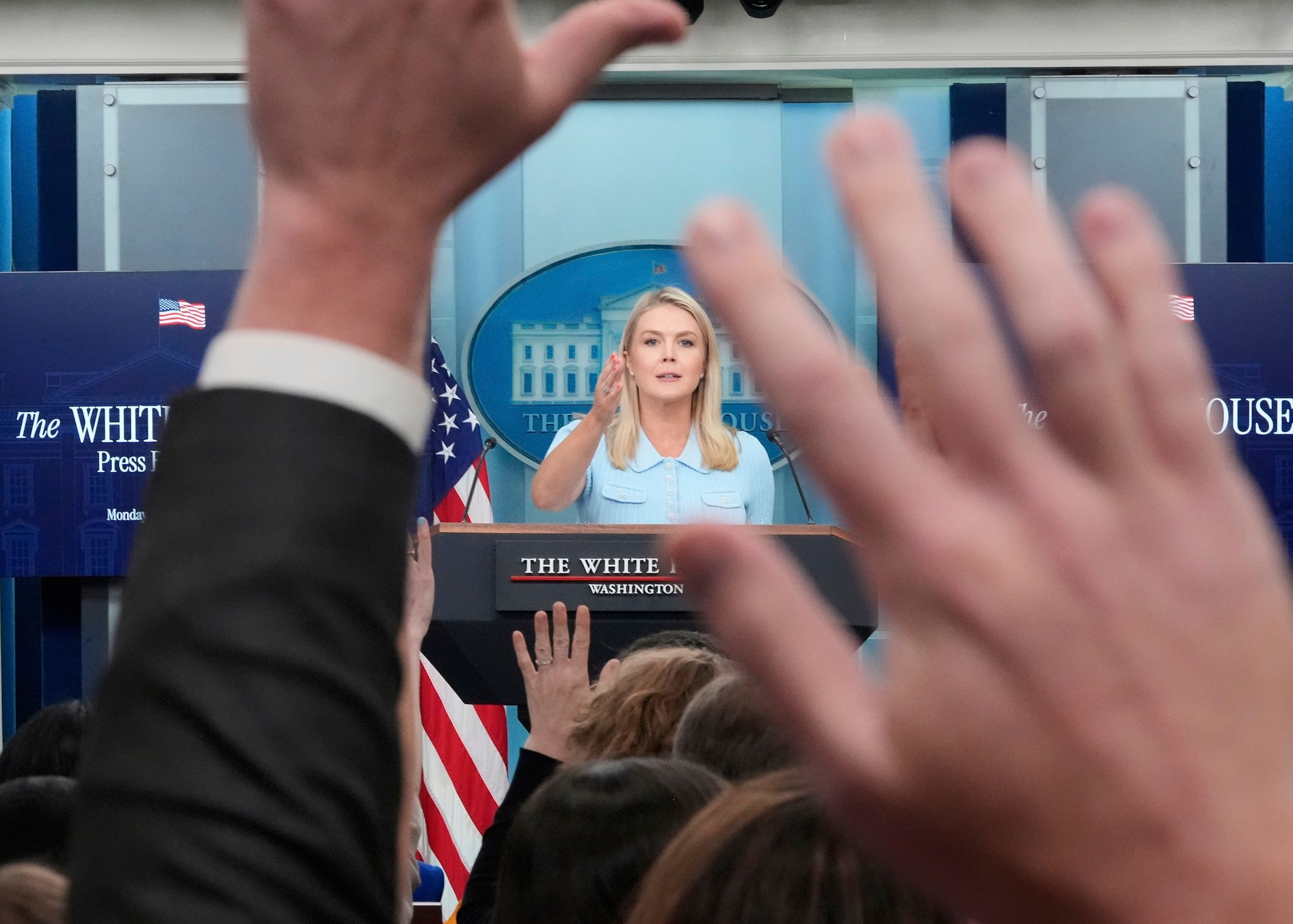 2025年6月30日，白宮發言人李維特召開記者會。（美聯社）