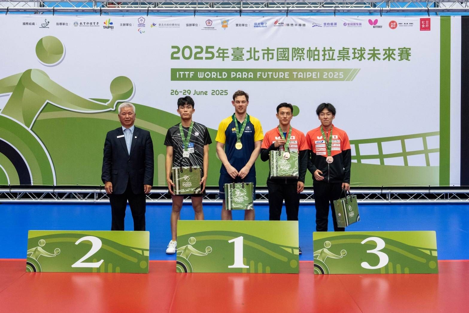 陳柏諺（左二）在單打與雙打項目中展現全能身手，成為中華隊的關鍵奪牌功臣，一人貢獻兩面金牌及一面銀牌。（圖／中華帕拉林匹克總會提供）