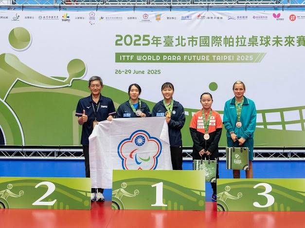 田曉雯（左三）與林姿妤（左二）在本屆女子雙打14-20級賽事中再創佳績，展現絕佳默契，決賽直落三局奪冠。（圖／中華帕拉林匹克總會提供)