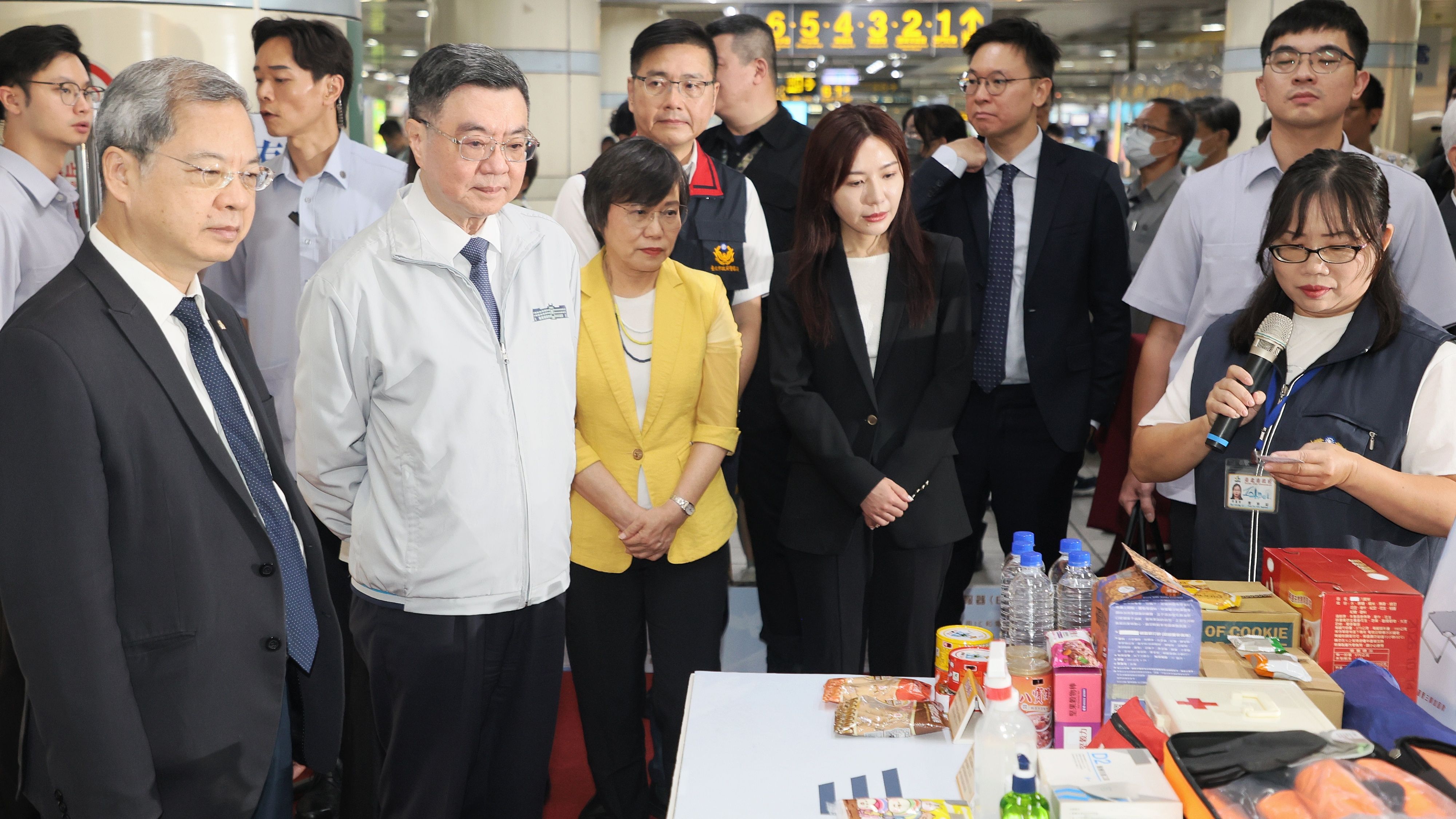 20250702-行政院長卓榮泰（ 左二）、內政部長劉世芳（左三）2日出席「守護之盾-防空避難體驗特展」開幕儀式。（柯承惠攝）