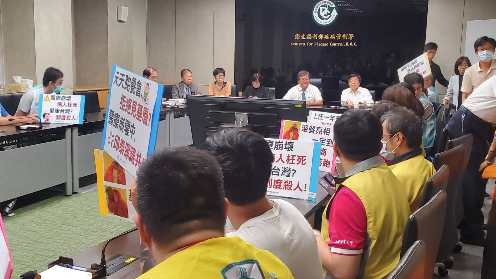 20250702-稍後衛福部長邱泰源出面，將抗議人員請入會議室，並承諾與基層工會每3個月的協商會如期舉行。（黃天如攝）