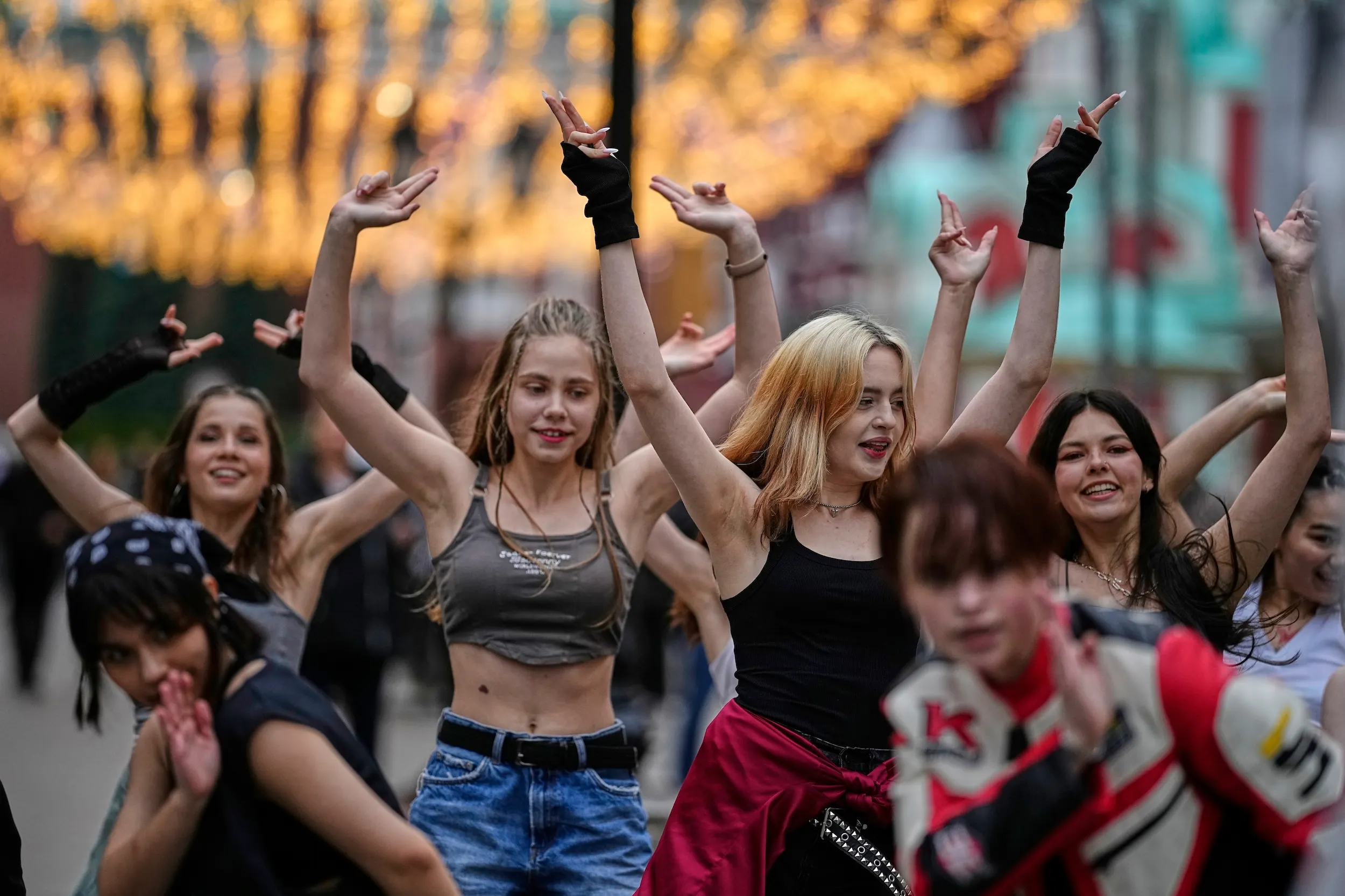 2025年7月1日，俄羅斯莫斯科，青少年於尼古拉街（Nikolskaya street）紅廣場附近練習韓流K-pop舞蹈。（美聯社）