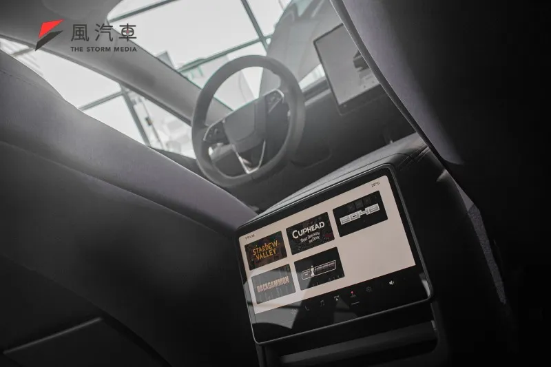 2025 Tesla Model Y 煥新版後座新增 8 吋觸控螢幕，並且可以依乘客個人需求對車內空調、影音進行調整及播放，不過螢幕的位置是不是會容易暈車還有待驗證。