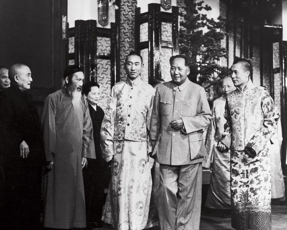 中華人民共和國成立後，毛澤東1954年在北京中南海勤政殿會見達賴（右一）、班禪（右3）。（翻攝自維基共享平台）