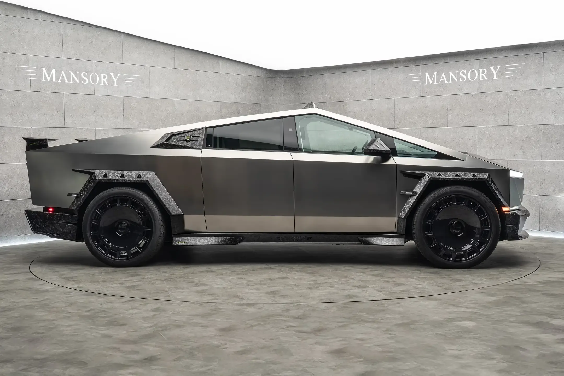 ▲Mansory Cybertruck外觀霸氣、科幻，內裝更體現舒適豪華貼心一面。（圖／Mansory）