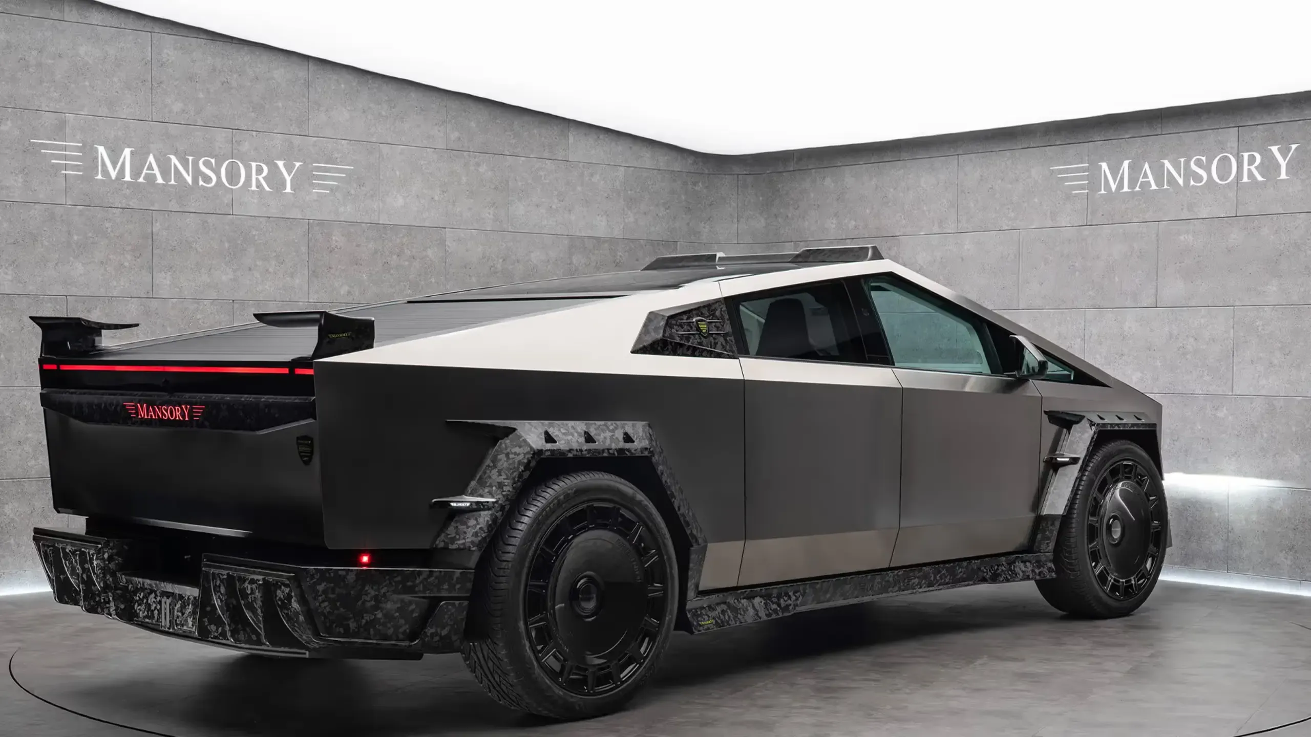 ▲Mansory Cybertruck外觀霸氣、科幻，內裝更體現舒適豪華貼心一面。（圖／Mansory）